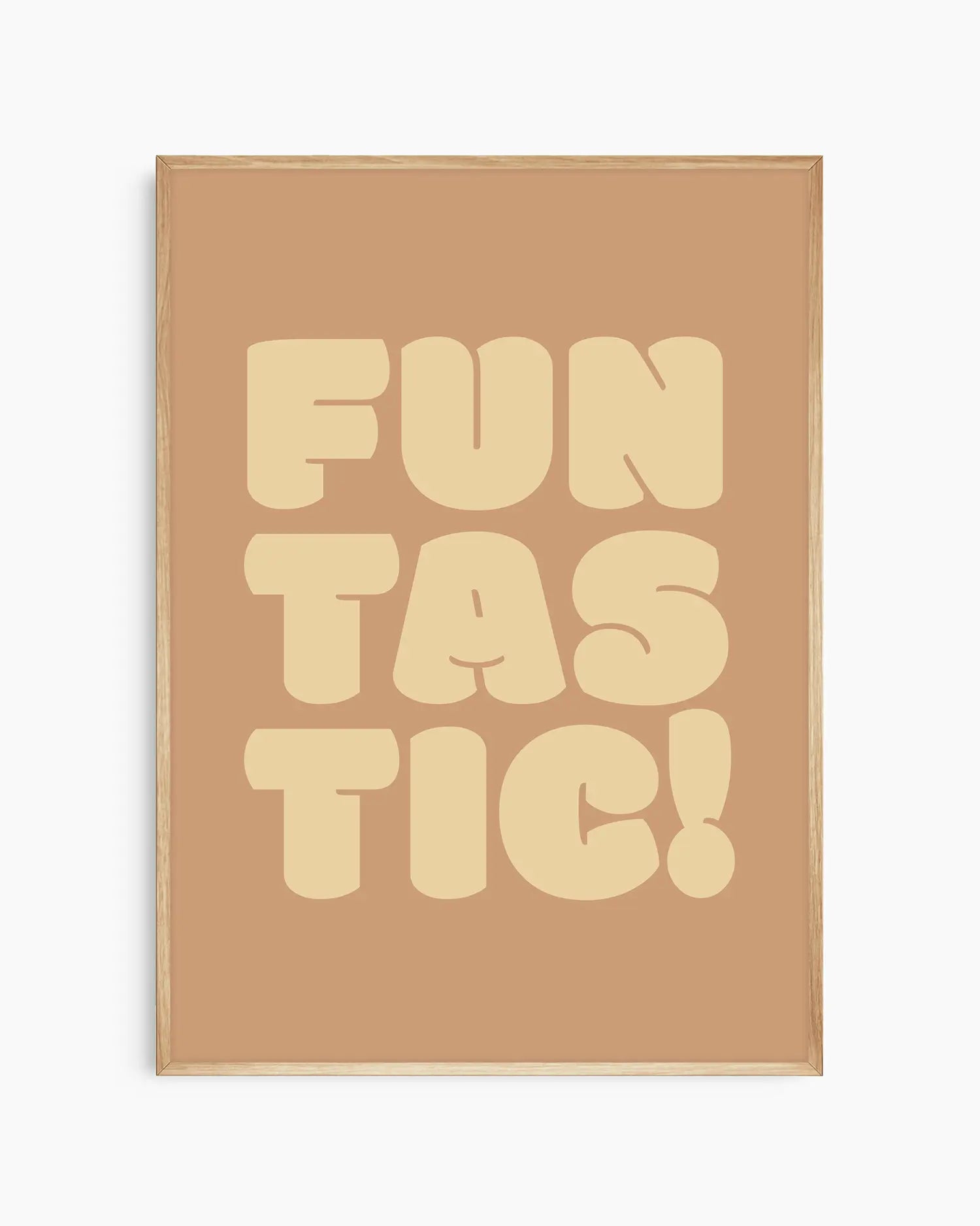 Barntavla med texten "FUNTASTIC!" i ljusgul text mot varm brunorange bakgrund, inramad i ekram. En naturlig och lekfull design med retrokaraktär.