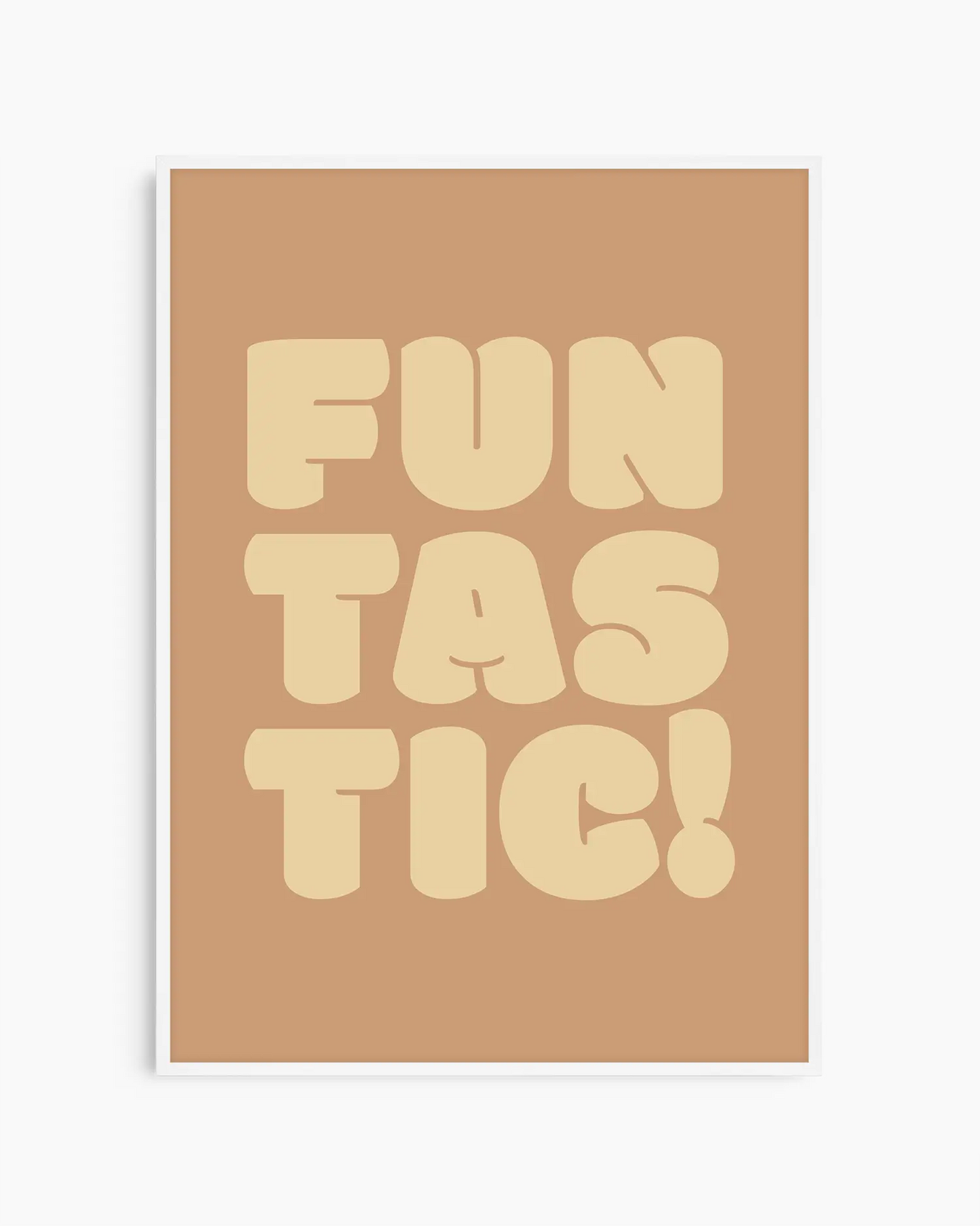 Barntavla med texten "FUNTASTIC!" i ljusgul text mot brunorange bakgrund, inramad i vit träram. En ljus och glad väggdekoration som passar i barnrum.