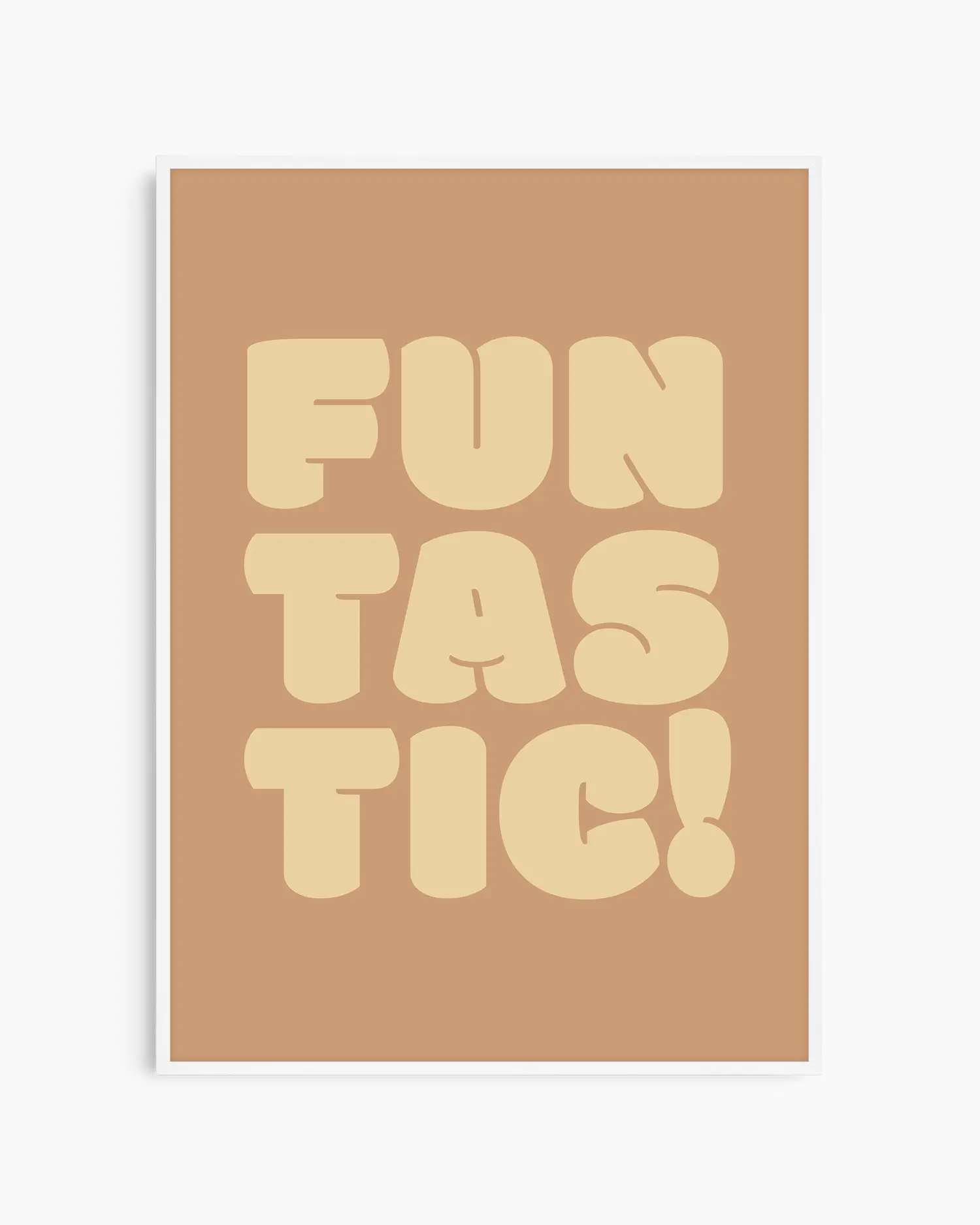 Barntavla med texten "FUNTASTIC!" i ljusgul text mot brunorange bakgrund, inramad i vit träram. En ljus och glad väggdekoration som passar i barnrum.