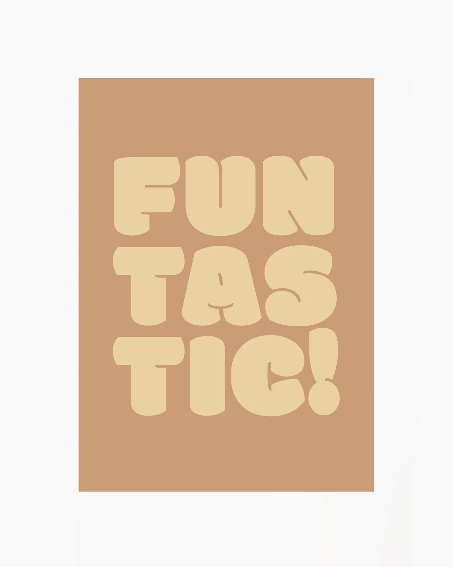 Barntavla med texten "FUNTASTIC!" i ljusgul text mot brunorange bakgrund. En enkel och färgstark design med glädjefullt uttryck.