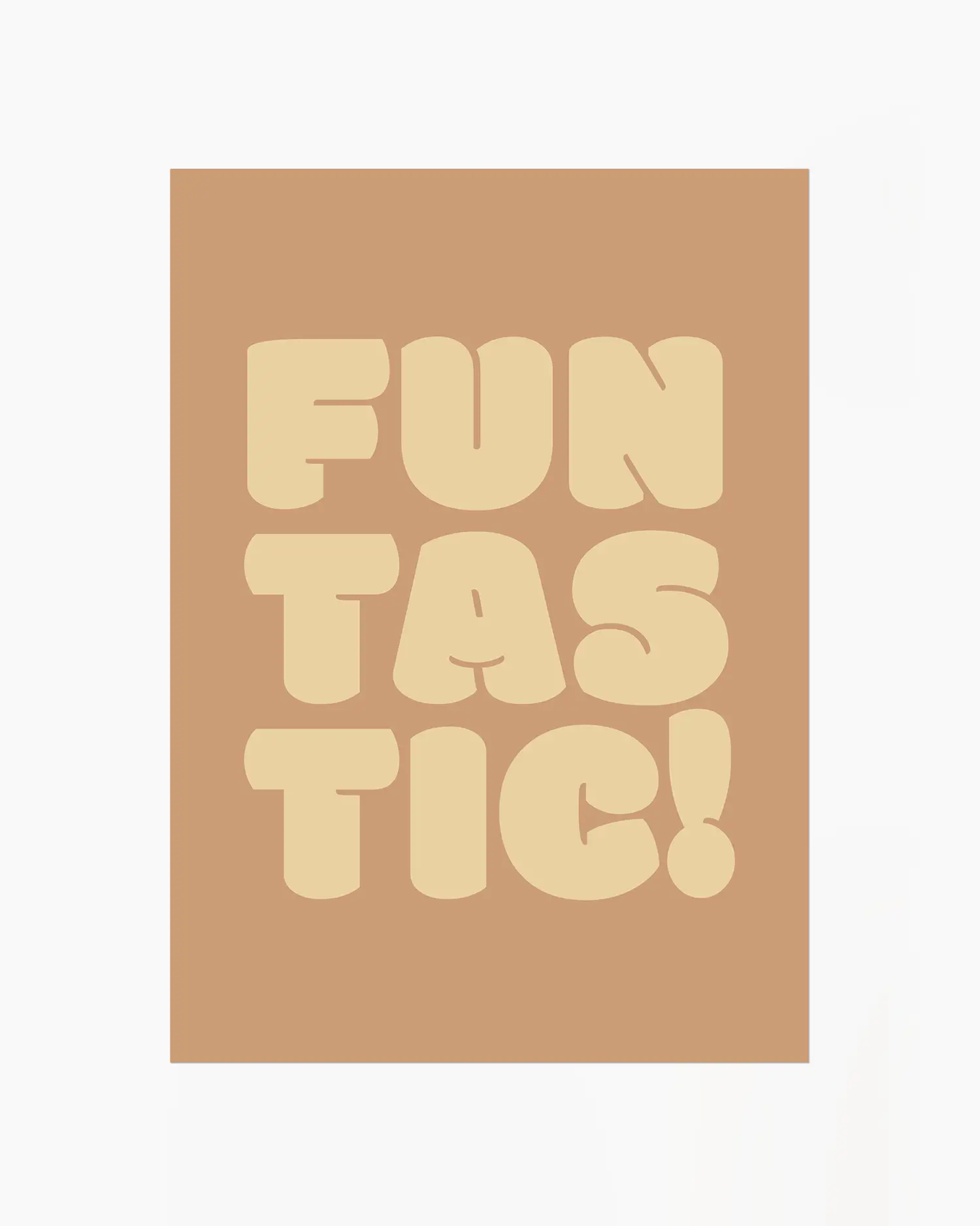Barntavla med texten "FUNTASTIC!" i ljusgul text mot brunorange bakgrund. En enkel och färgstark design med glädjefullt uttryck.