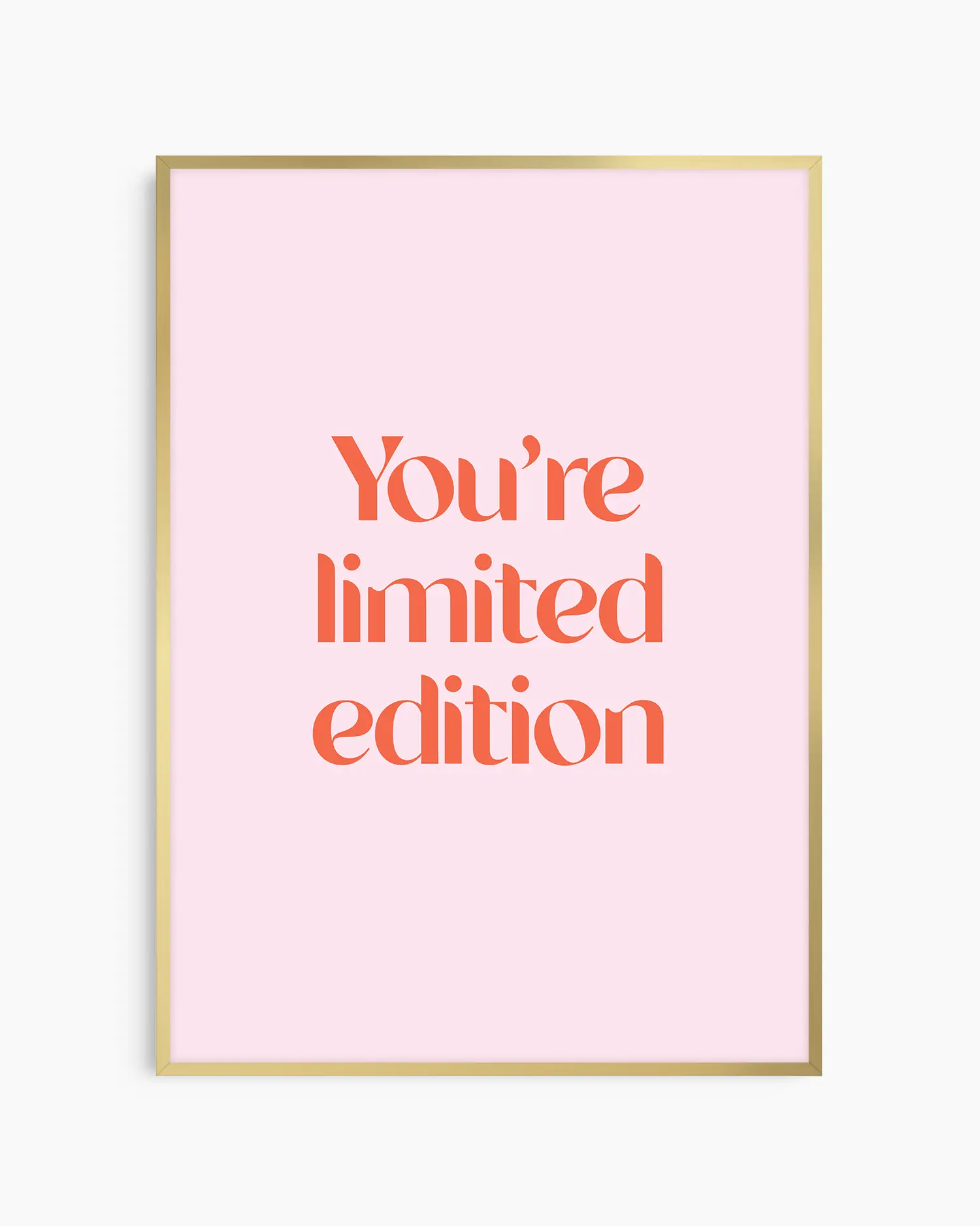 Barntavla med texten “You’re Limited Edition” på rosa bakgrund, inramad i guld aluminiumram. En elegant och glad väggdekoration med positivt budskap.