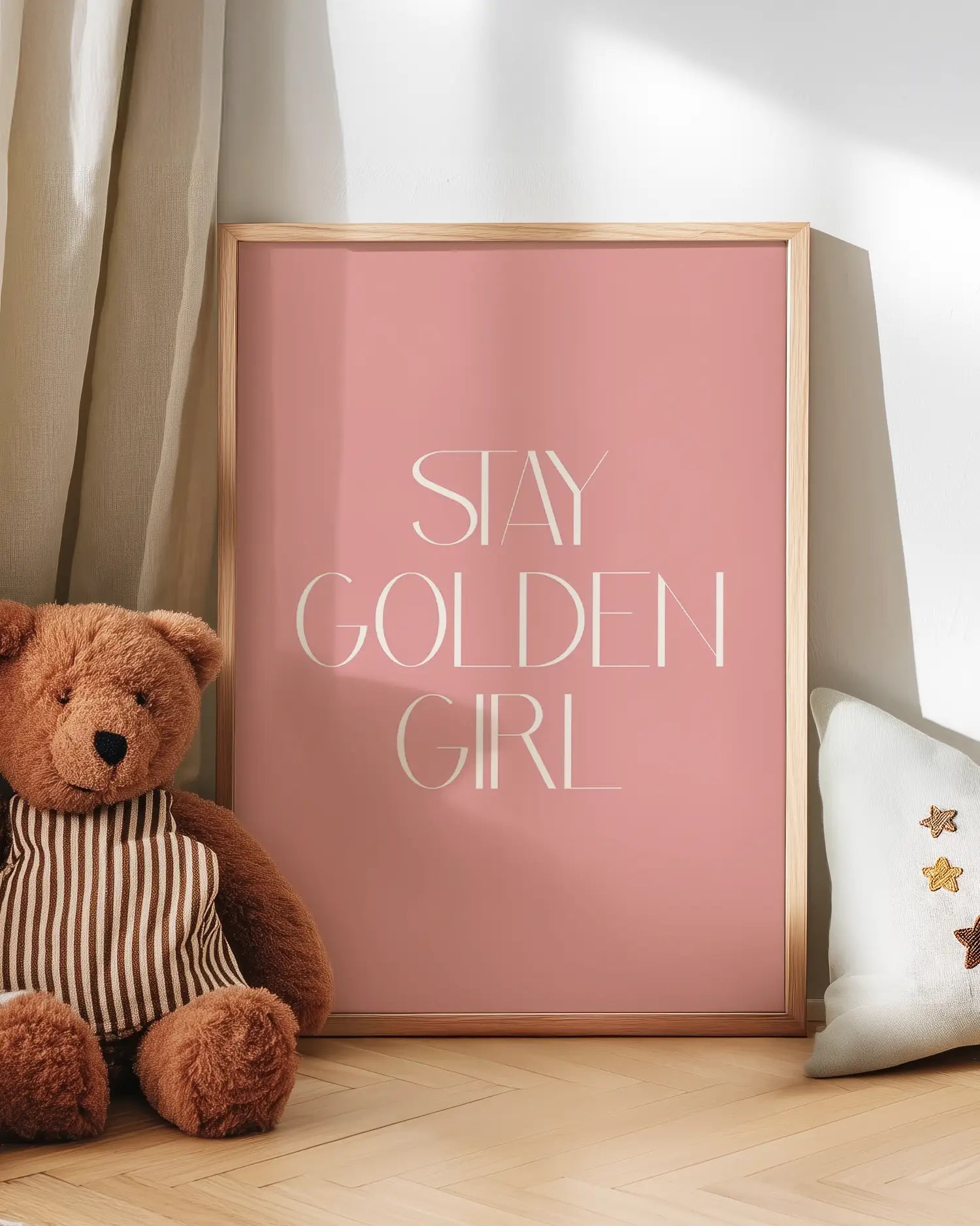 Barntavla med texten “Stay Golden Girl” lutad mot vägg bredvid nalle. En söt och uppmuntrande väggdekoration som passar perfekt i barnrummet.