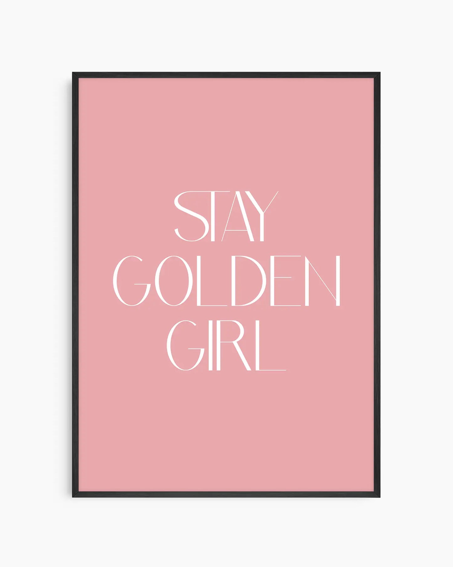 Barntavla med texten “Stay Golden Girl” i vit stilren typografi på rosa bakgrund, inramad i svart träram. En inspirerande väggdekoration för barnrummet.