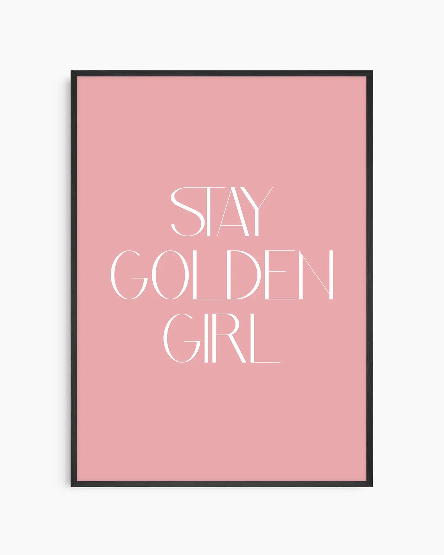 Barntavla med texten “Stay Golden Girl” i vit stilren typografi på rosa bakgrund, inramad i svart träram. En inspirerande väggdekoration för barnrummet.