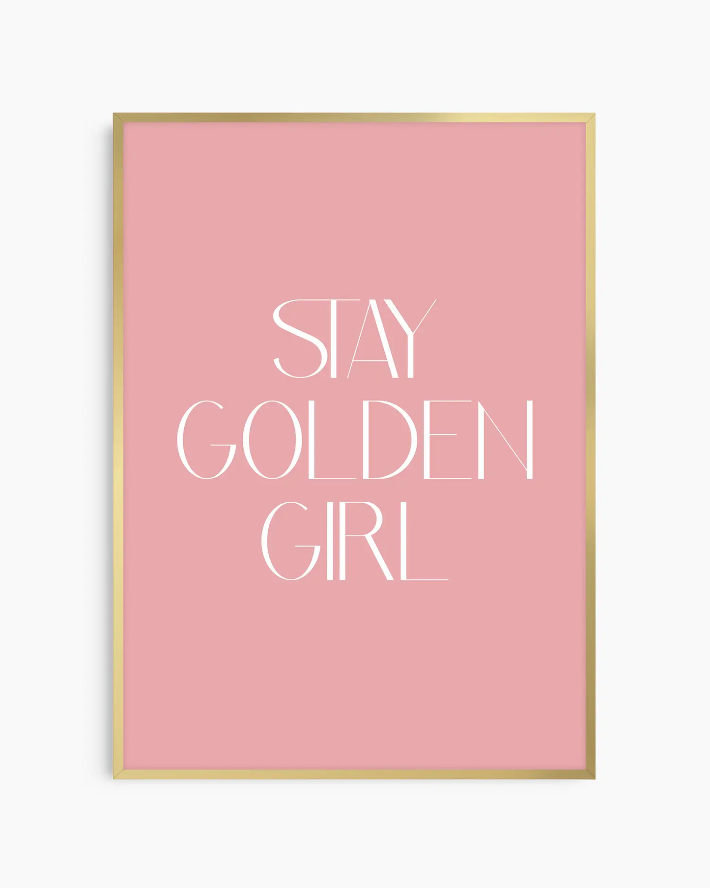 Barntavla med texten “Stay Golden Girl” på rosa bakgrund, inramad i guld aluminiumram. En modern och glädjefylld väggdekoration för barnrummet.