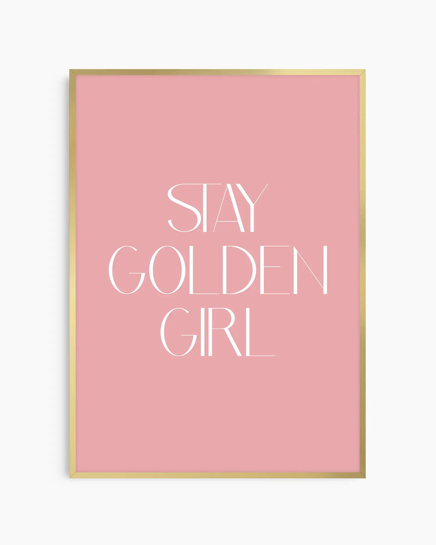 Barntavla med texten “Stay Golden Girl” på rosa bakgrund, inramad i guld aluminiumram. En modern och glädjefylld väggdekoration för barnrummet.