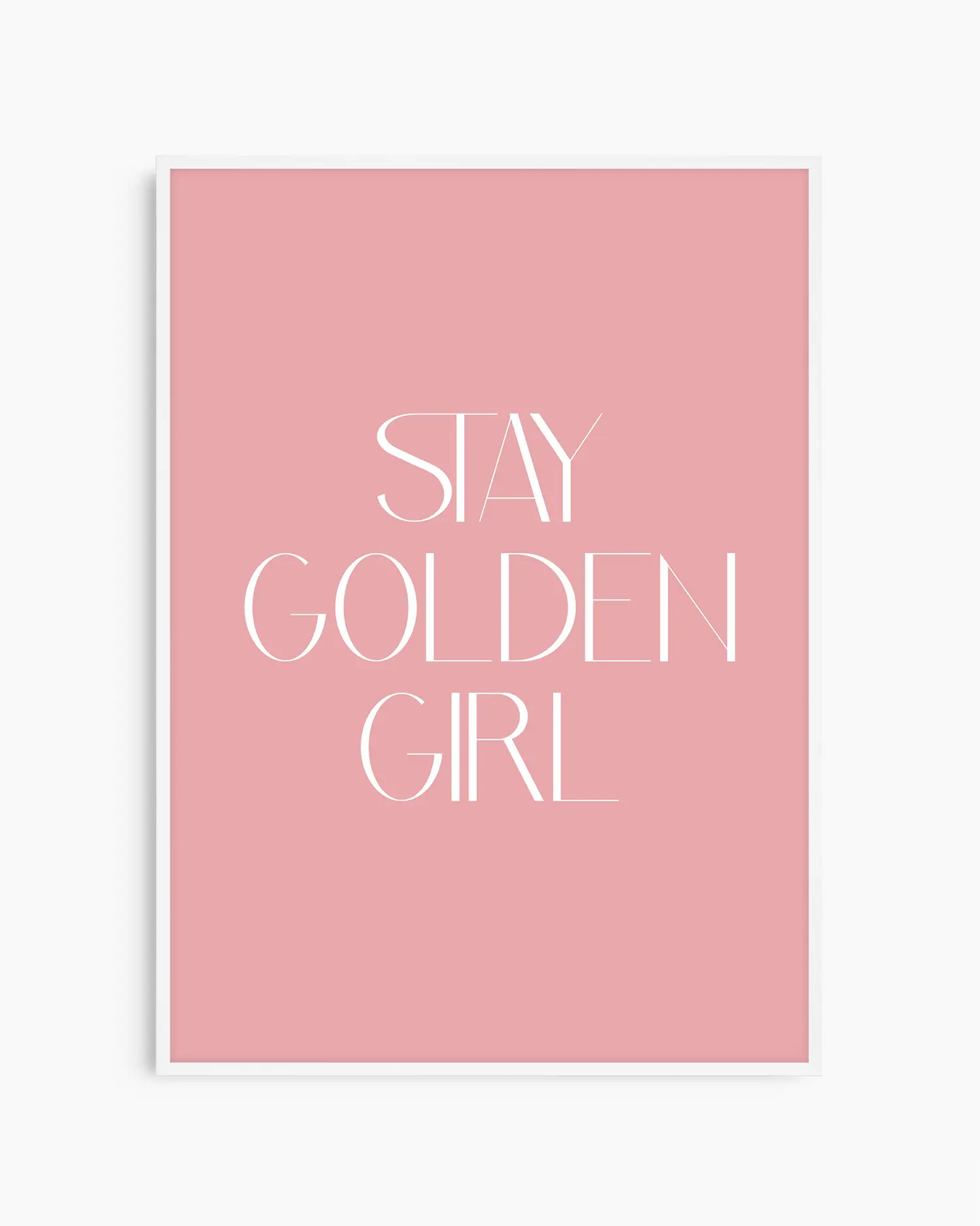 Barntavla med vit text “Stay Golden Girl” på rosa bakgrund, inramad i vit träram. En ljus och inspirerande väggdekoration som sprider positiv energi.
