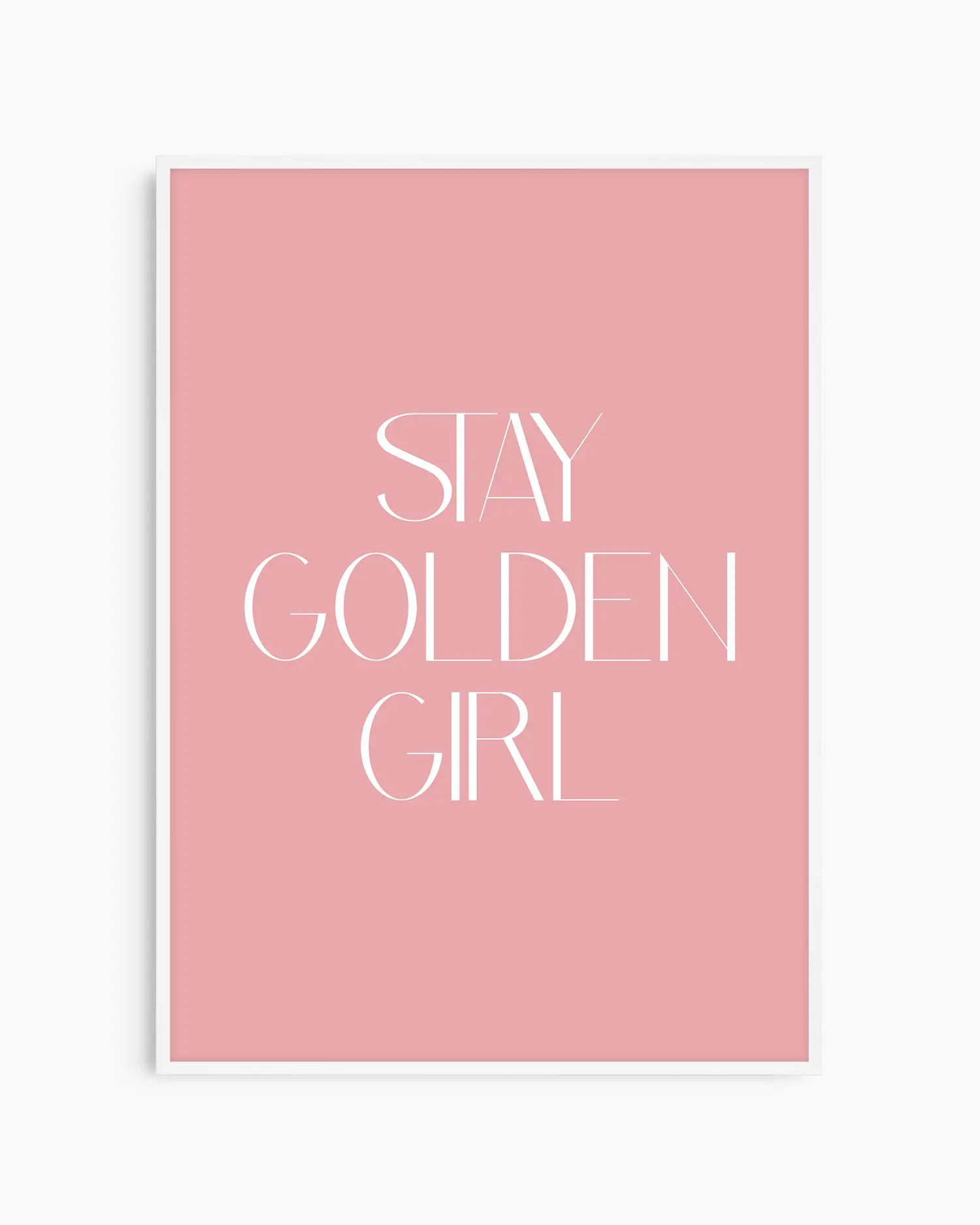 Barntavla med vit text “Stay Golden Girl” på rosa bakgrund, inramad i vit träram. En ljus och inspirerande väggdekoration som sprider positiv energi.