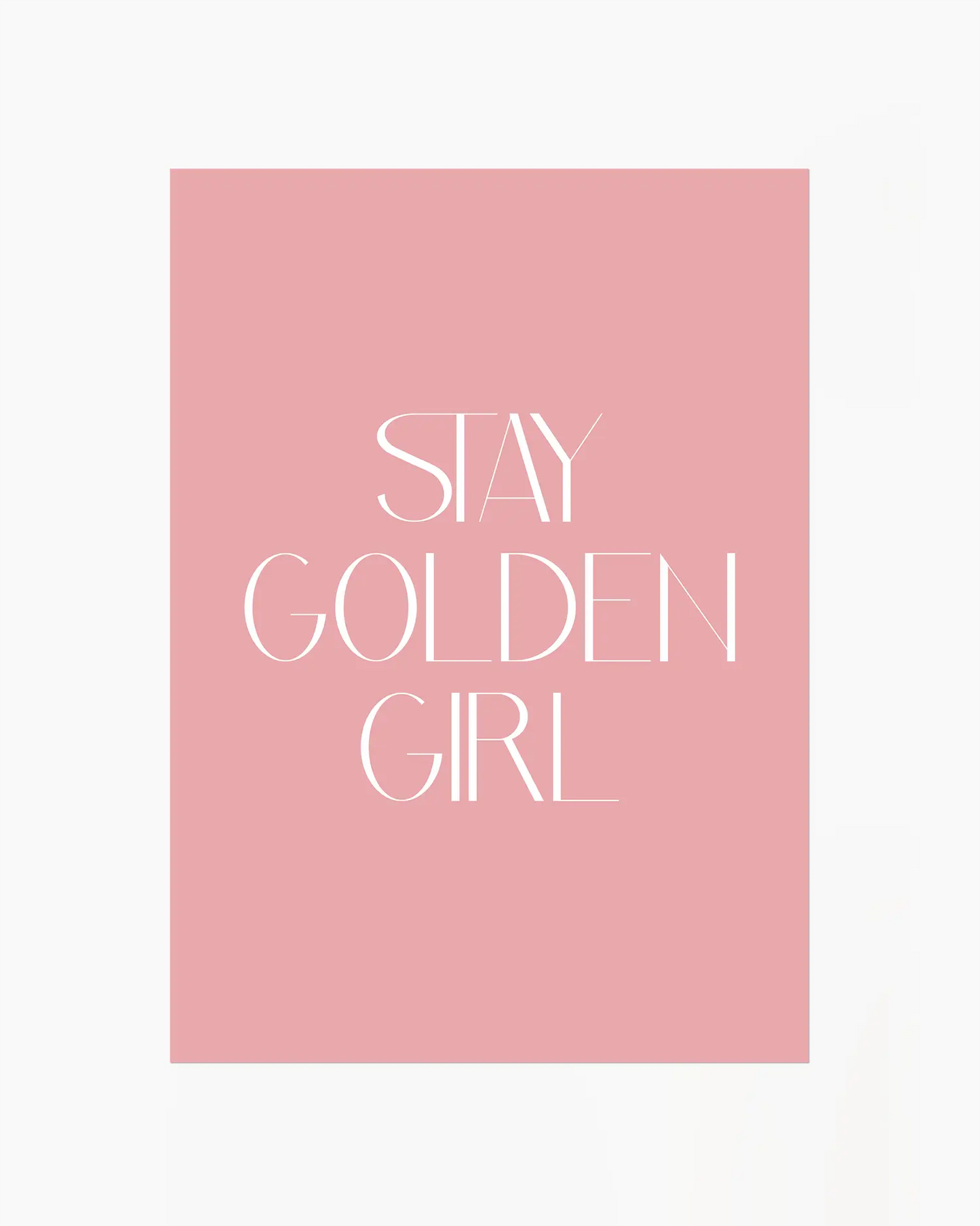 Barntavla med texten “Stay Golden Girl” i vit typografi på rosa bakgrund. En enkel och elegant väggdekoration som sprider glädje.
