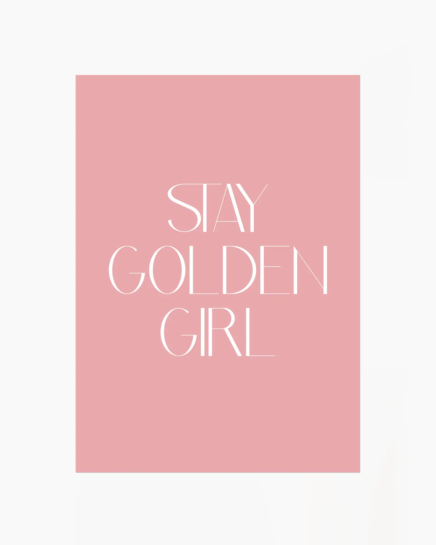 Barntavla med texten “Stay Golden Girl” i vit typografi på rosa bakgrund. En enkel och elegant väggdekoration som sprider glädje.