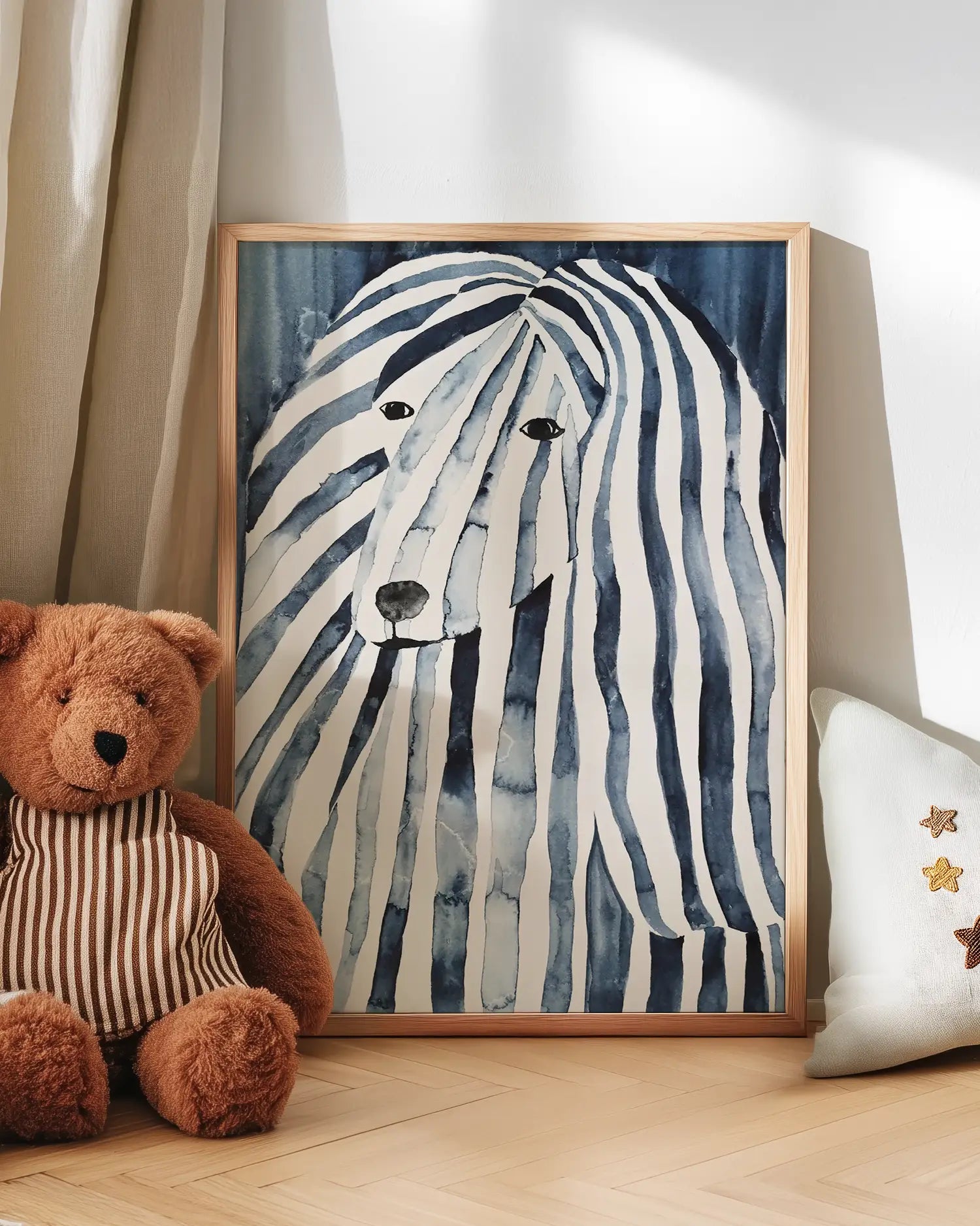 Barntavla med akvarellmålad afghanhund lutad mot vägg bredvid nalle. En söt och konstnärlig väggdekoration som tillför värme och stil till barnrummet.