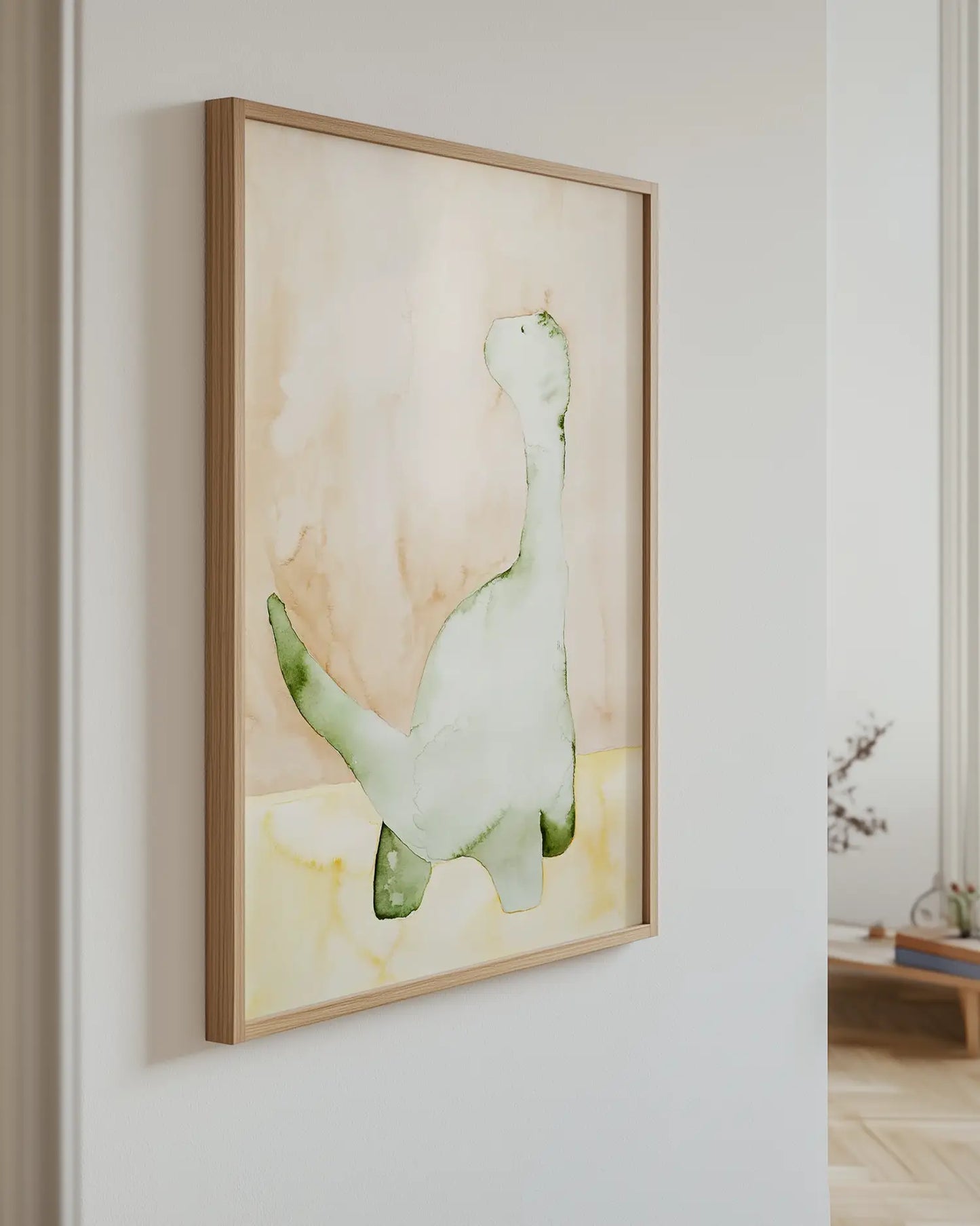 Barnrumstavla med akvarellmålad grön dinosaurie upphängd på vägg i ekram. En dekorativ och lugn detalj som passar i barnrummet.