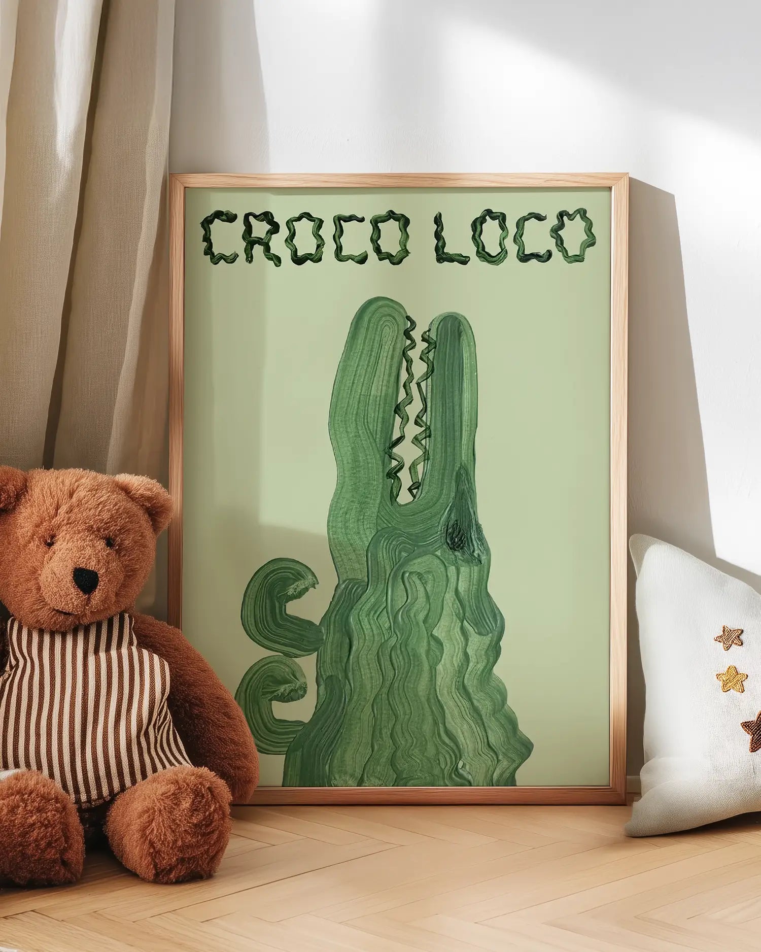 Barntavla med grön krokodil och texten “CROCO LOCO” lutad mot vägg bredvid nalle. En glad och färgstark väggdekoration som ger liv åt barnrummet.