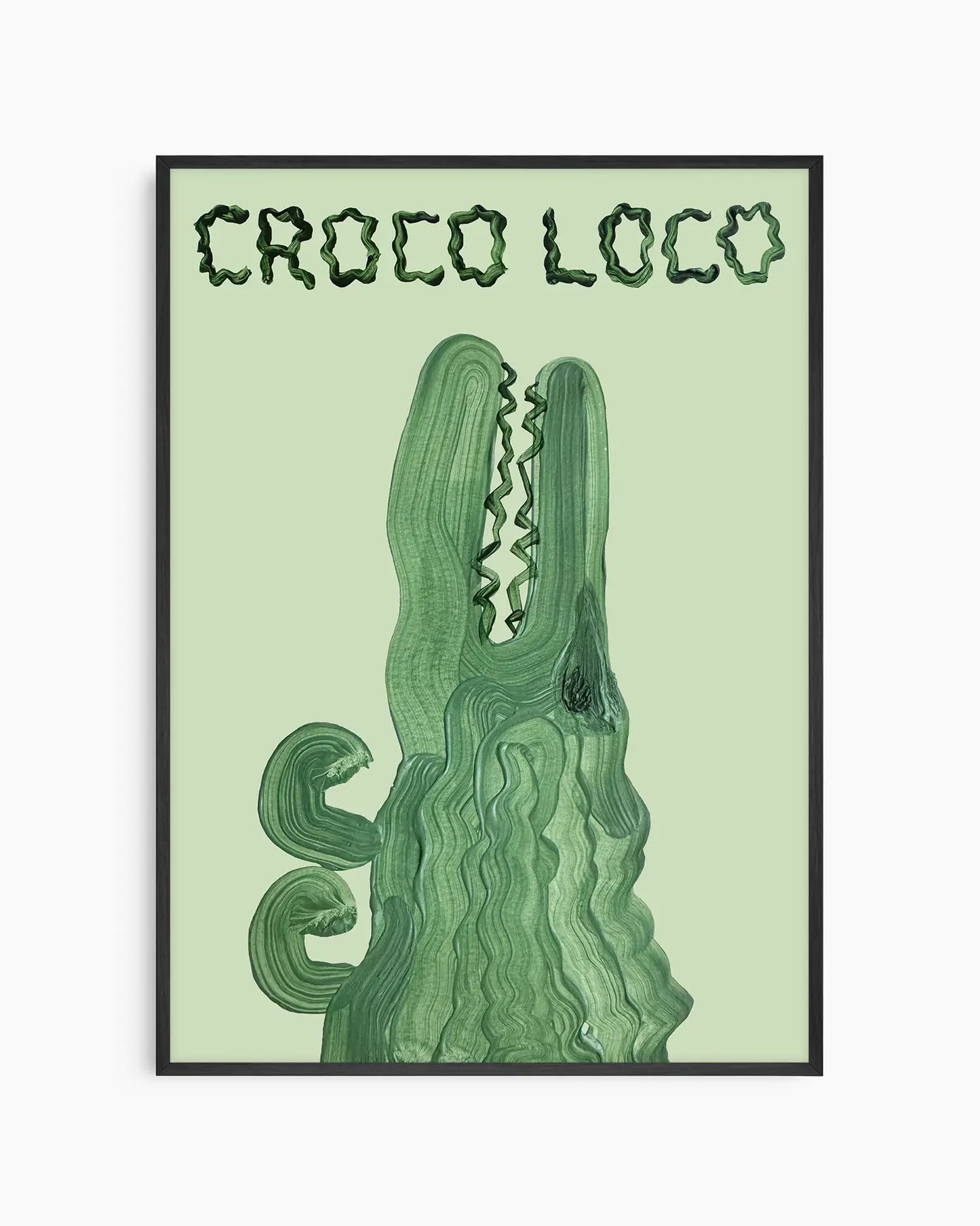 Barntavla med en grön krokodil och texten “CROCO LOCO” på ljusgrön bakgrund, inramad i svart träram. En rolig och färgstark väggdekoration för barnrummet.