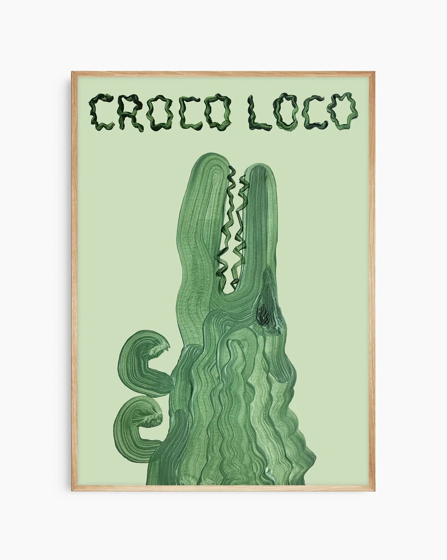 Barnrumstavla med krokodil i gröna nyanser och texten “CROCO LOCO”, inramad i ekram. En färgglad och livlig väggdekoration som passar perfekt i barnrummet.