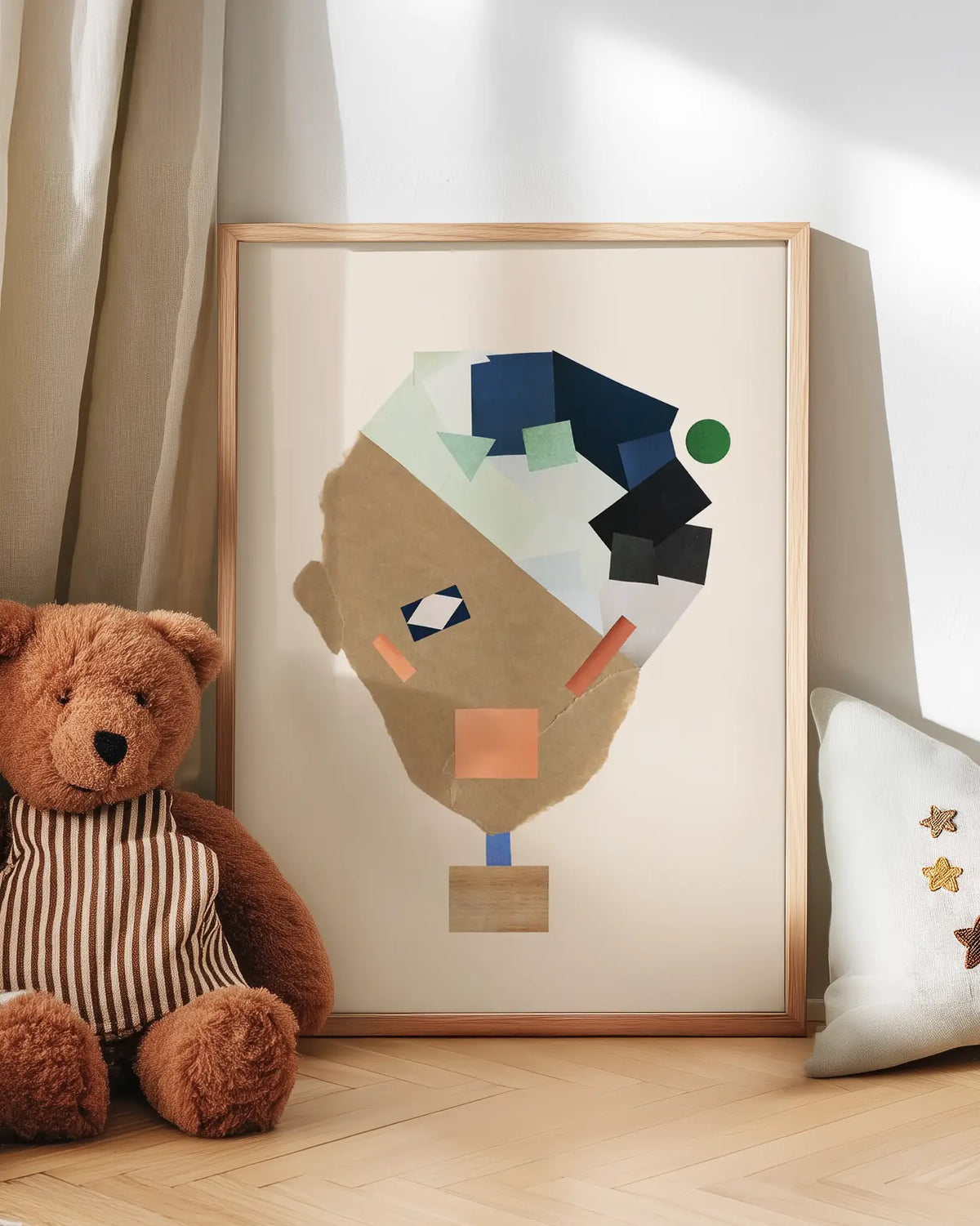 Barntavla med geometriskt kollageansikte lutad mot vägg bredvid nalle. En charmig och kreativ väggdekoration som uppmuntrar till lek och fantasi.