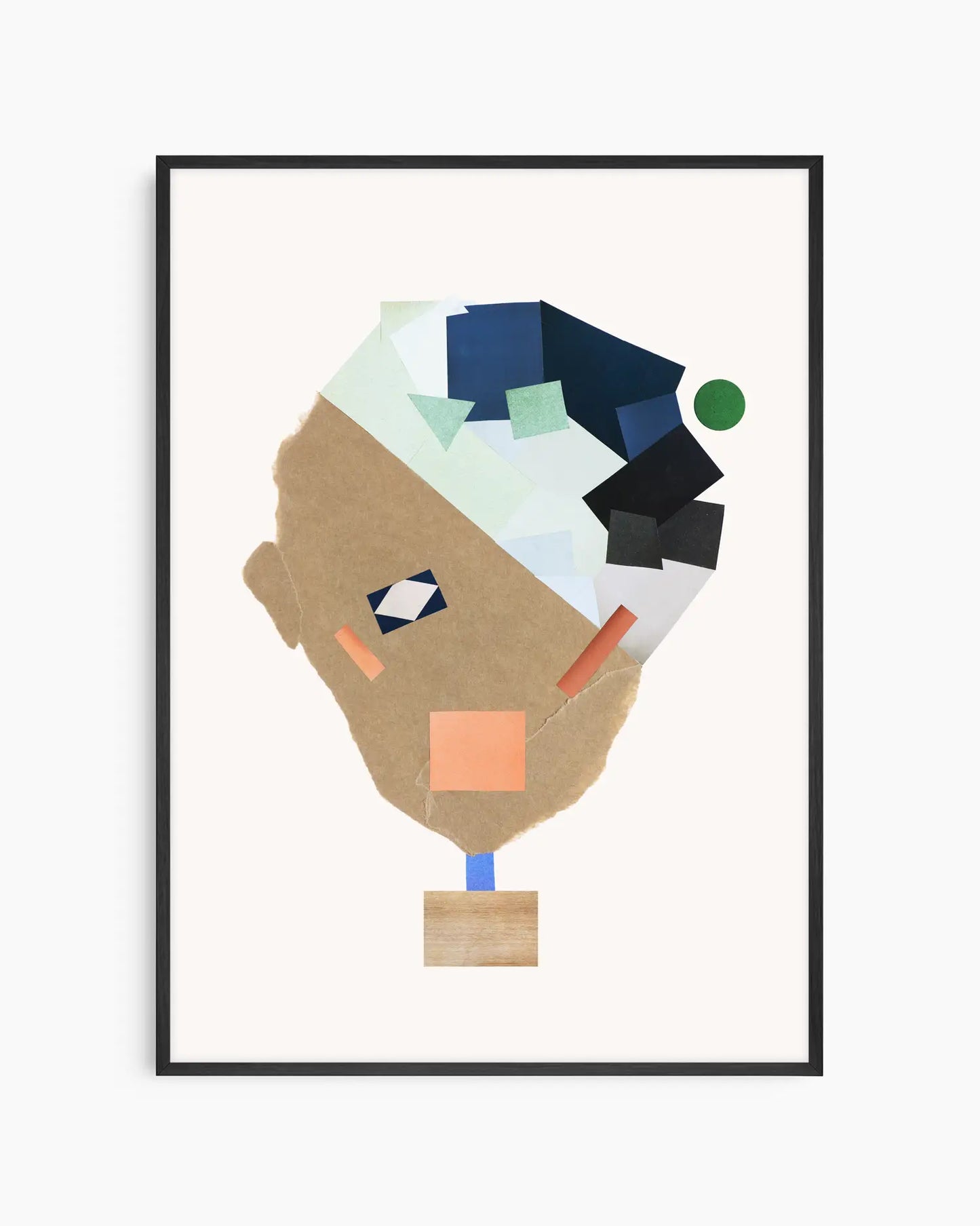 Barntavla med ett lekfullt kollageansikte i blå, gröna och beige nyanser, inramad i svart träram. En kreativ och modern väggdekoration för barnrummet.