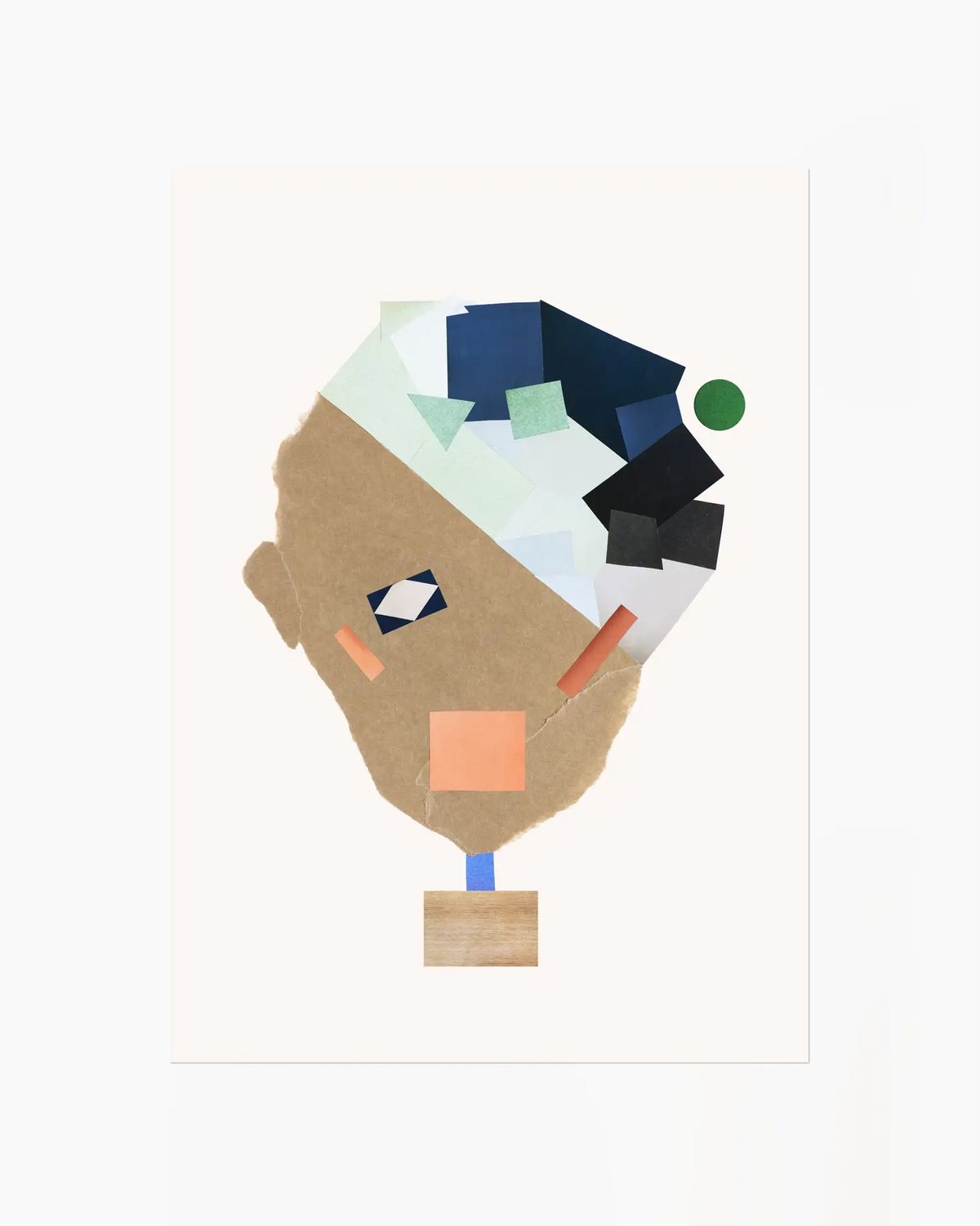 Barntavla med geometriskt kollageansikte i beige, blå och gröna nyanser på vit bakgrund. En kreativ och unik konsttavla för barnrummet.