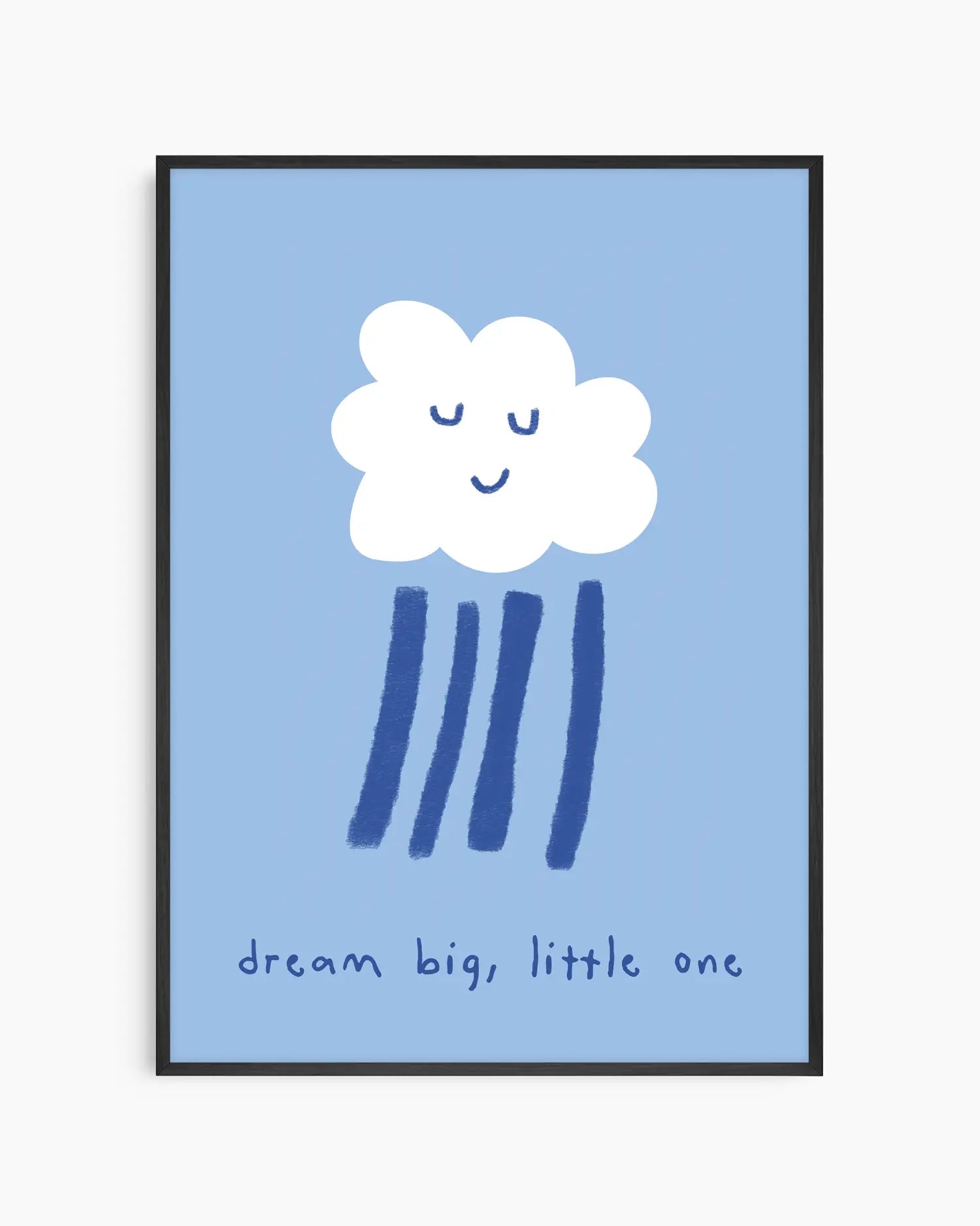 Barntavla med en vit molnfigur med leende ansikte och texten “dream big, little one” på ljusblå bakgrund, inramad i svart träram. En söt och drömsk väggdekoration för barnrummet.