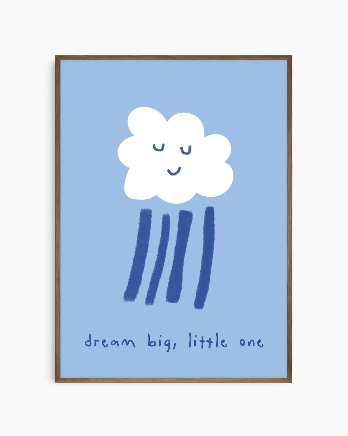Barntavla med vitt moln med leende ansikte och texten “dream big, little one” på ljusblå bakgrund, inramad i träram i mörk ek. En lugn och harmonisk väggdekoration för små drömmare.