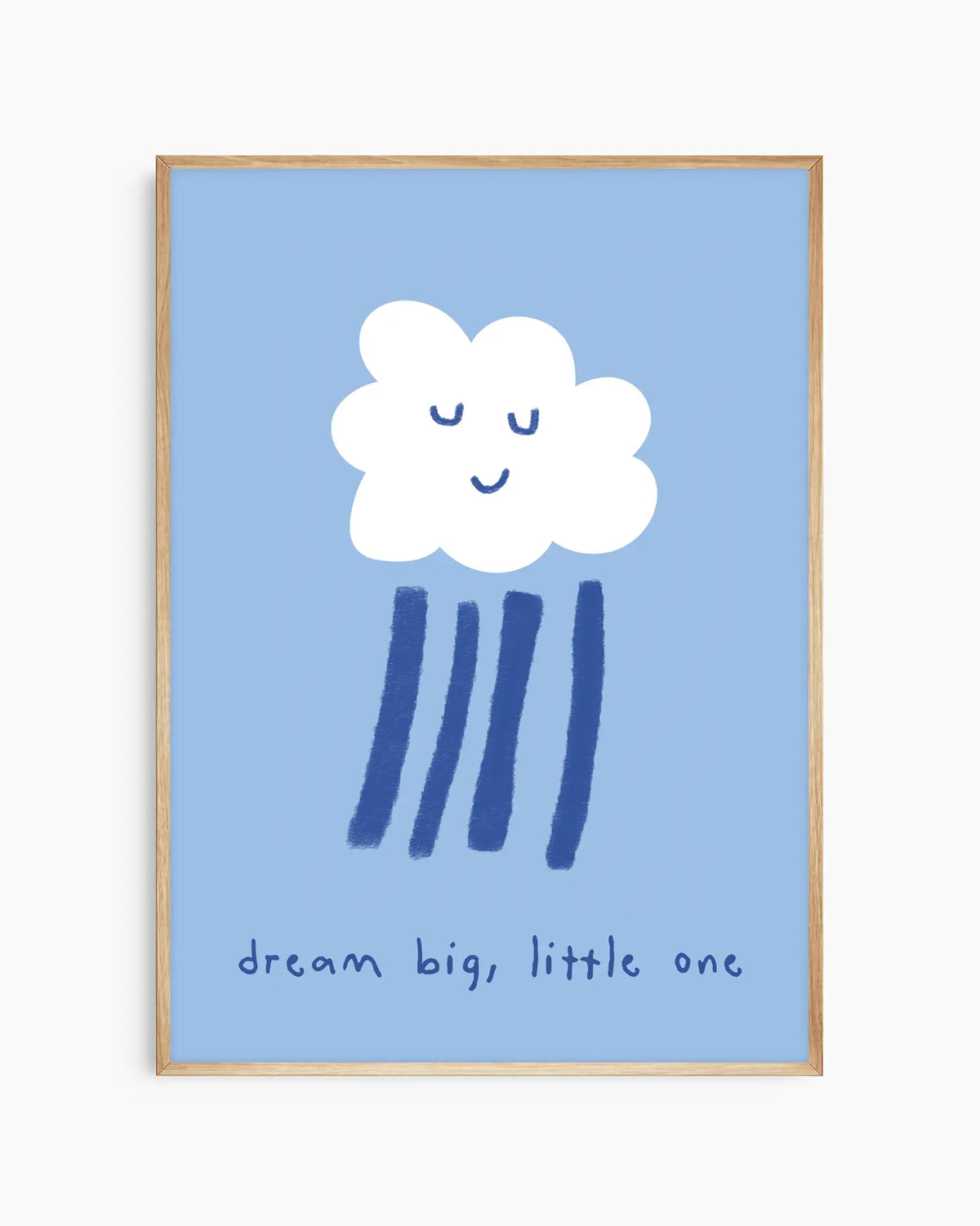 Barntavla med vitt moln med leende ansikte och blå regndroppar, samt texten “dream big, little one” på ljusblå bakgrund, inramad i ekram. En varm och mjuk väggdekoration som passar perfekt i barnrummet.