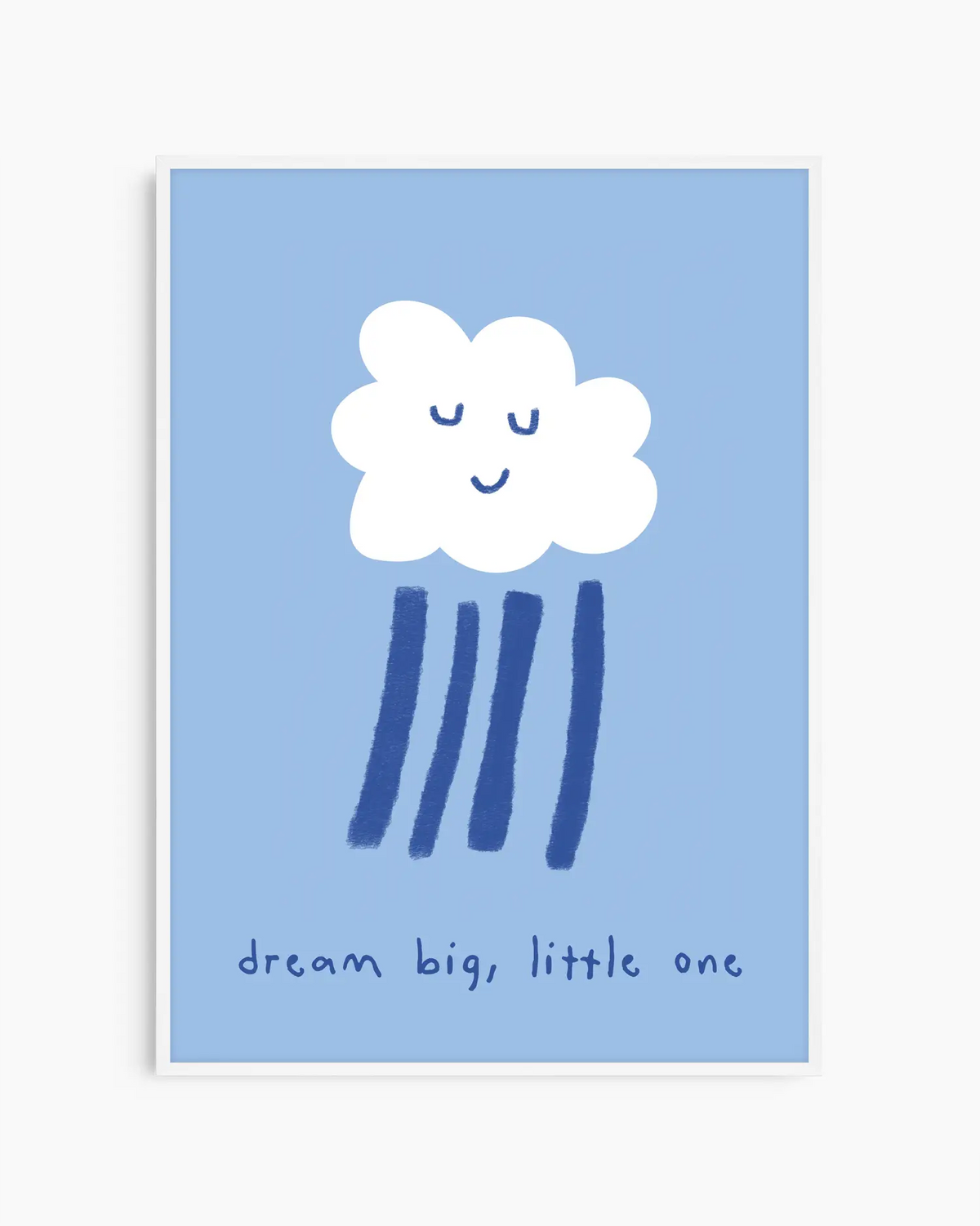 Barntavla med sovande moln och texten “dream big, little one” på ljusblå bakgrund, inramad i vit träram. En söt och lugnande väggdekoration för babyrummet.