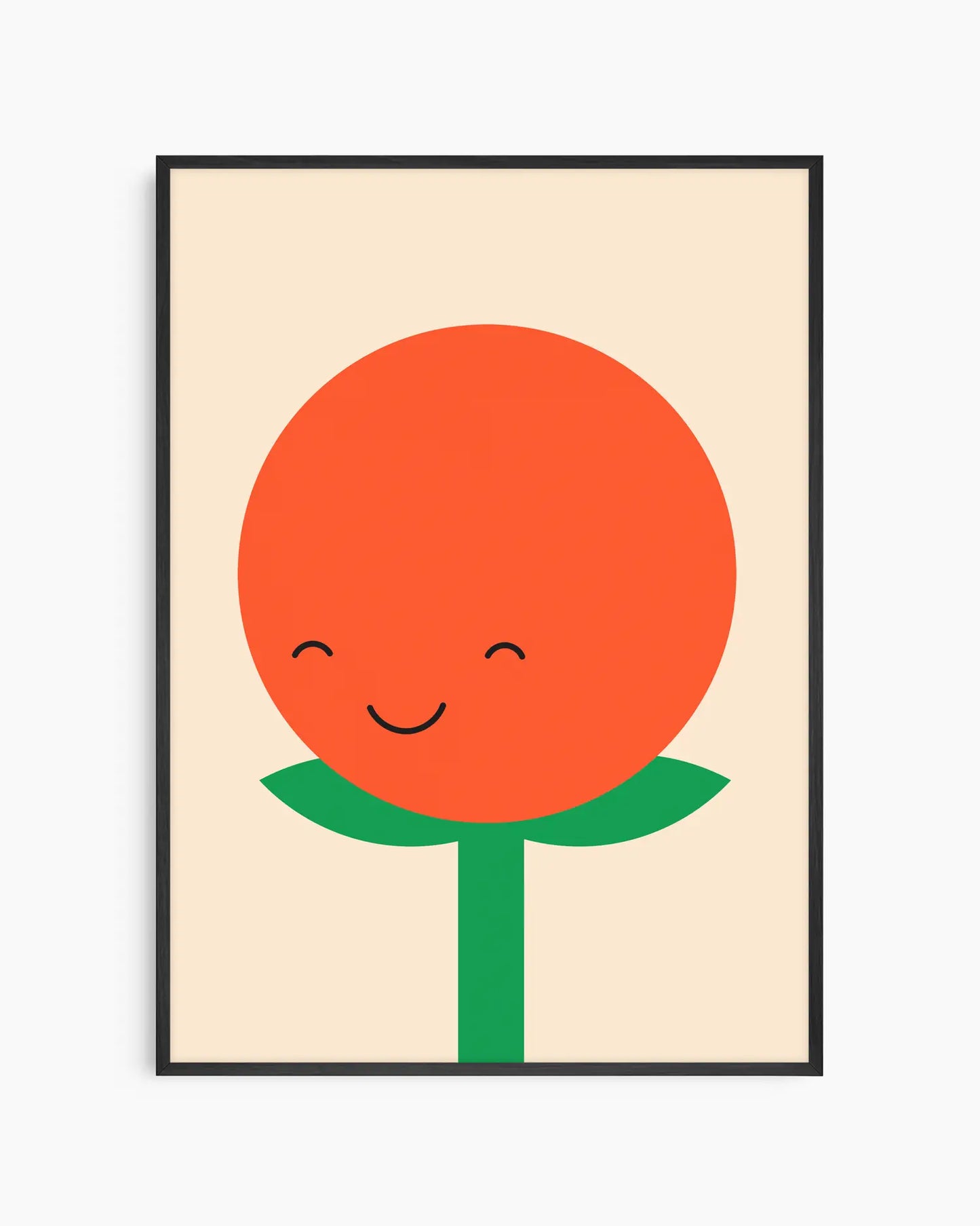 Barntavla med en leende tomat i orange ton med gröna blad på beige bakgrund, inramad i svart träram. En söt och lekfull väggdekoration som sprider glädje.