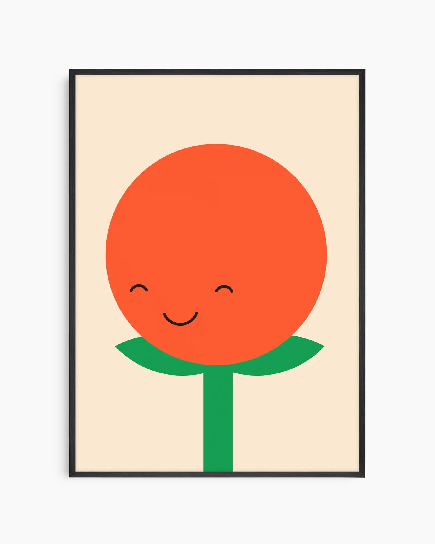 Barntavla med en leende tomat i orange ton med gröna blad på beige bakgrund, inramad i svart träram. En söt och lekfull väggdekoration som sprider glädje.