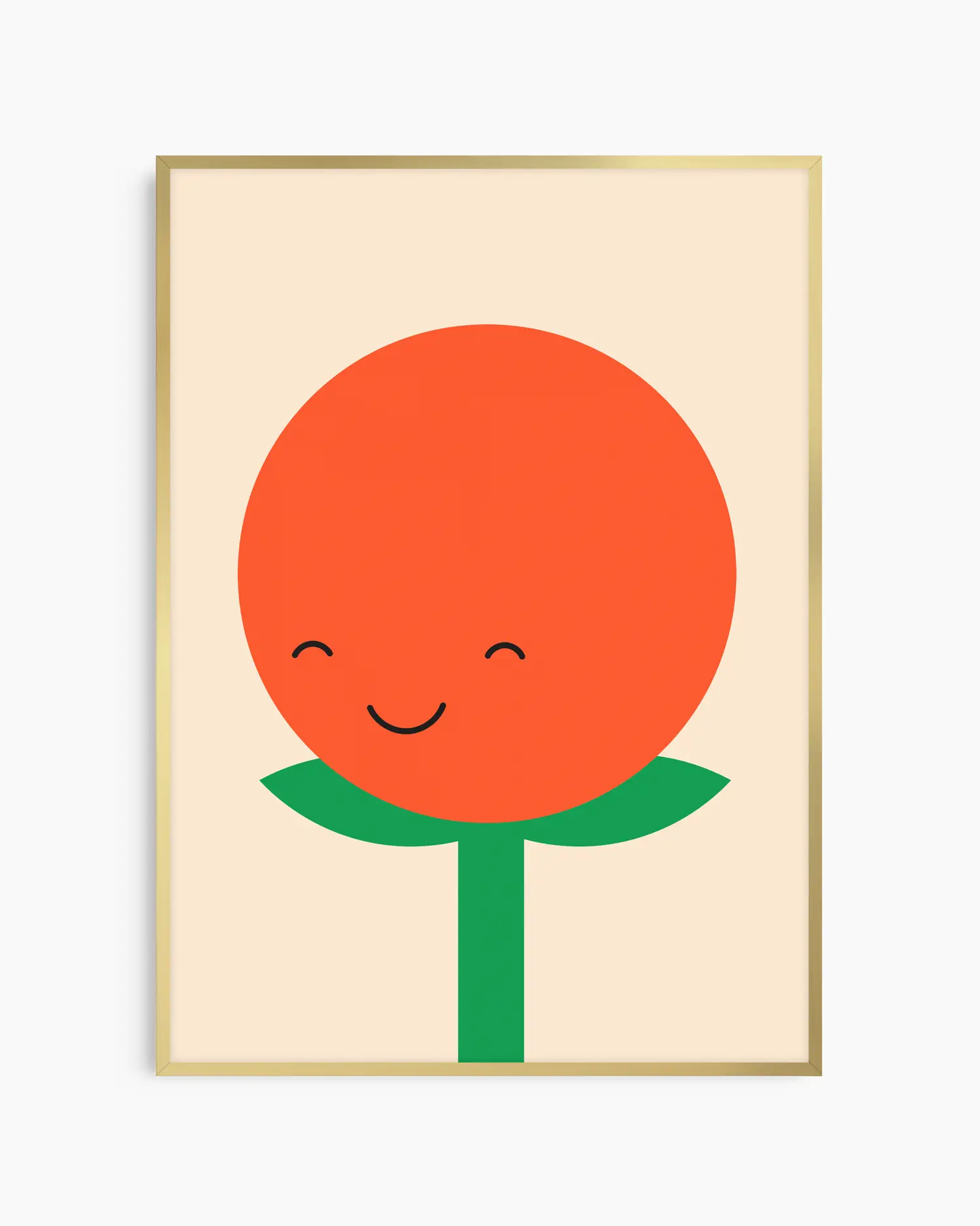 Barntavla med glad tomat i orange nyans med gröna blad på beige bakgrund, inramad i guld aluminiumram. En söt och glädjefylld väggdekoration med retro känsla.