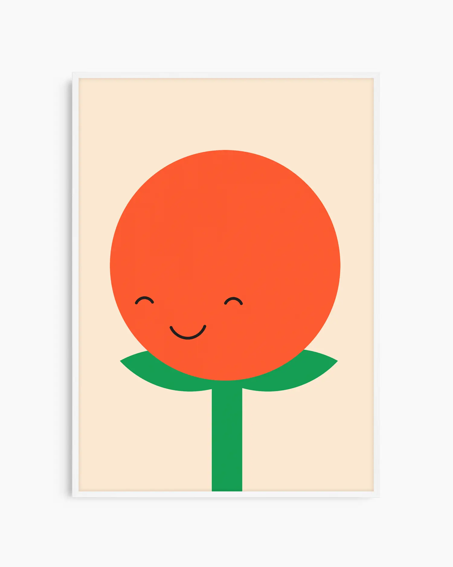 Barntavla med glad tomat i orange ton och gröna blad på beige bakgrund, inramad i vit träram. En söt och positiv väggdekoration för barn i alla åldrar.