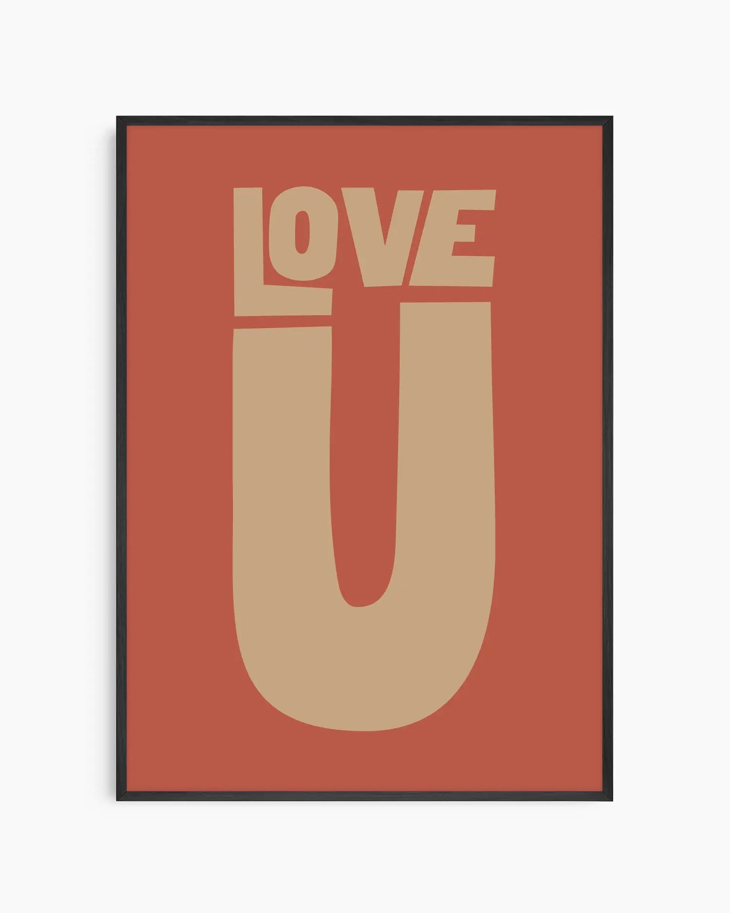 Barntavla med texten “LOVE U” i beige på terrakottafärgad bakgrund, inramad i svart träram. En varm och retroinspirerad väggdekoration som sprider kärlek.