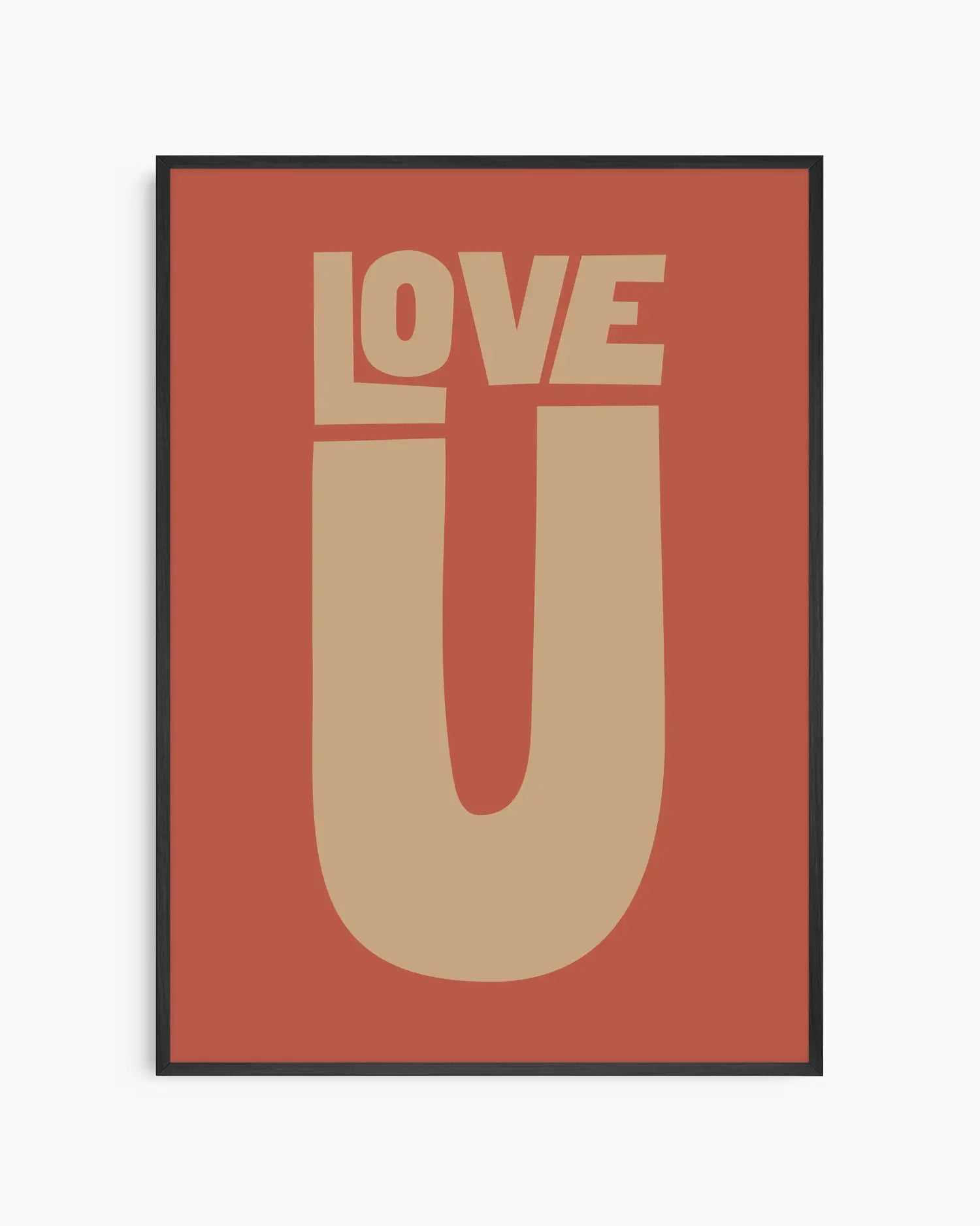 Barntavla med texten “LOVE U” i beige på terrakottafärgad bakgrund, inramad i svart träram. En varm och retroinspirerad väggdekoration som sprider kärlek.