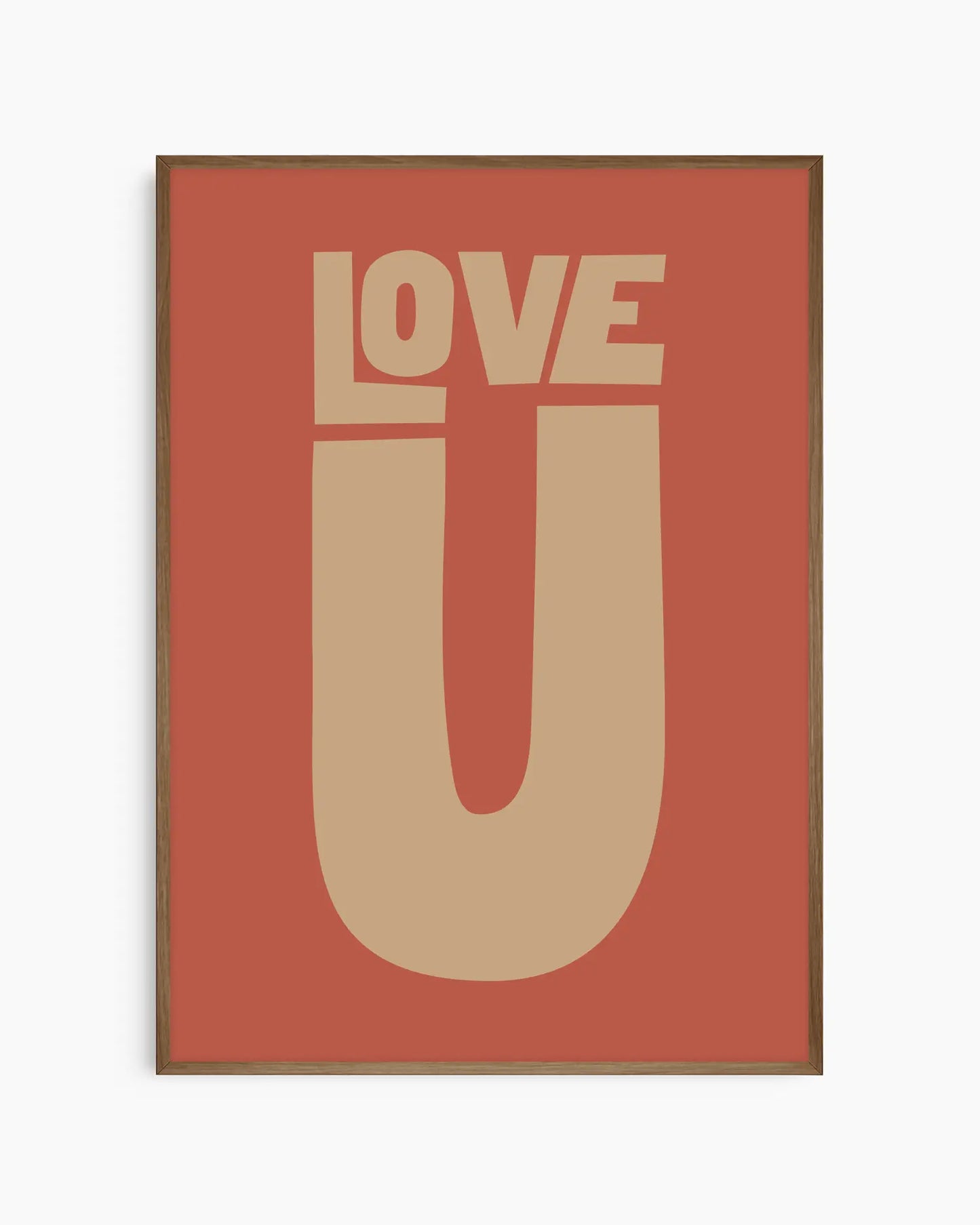 Barntavla med beige text “LOVE U” på terrakottafärgad bakgrund, inramad i träram i mörk ek. En stilren och hjärtlig väggdekoration i varma toner.