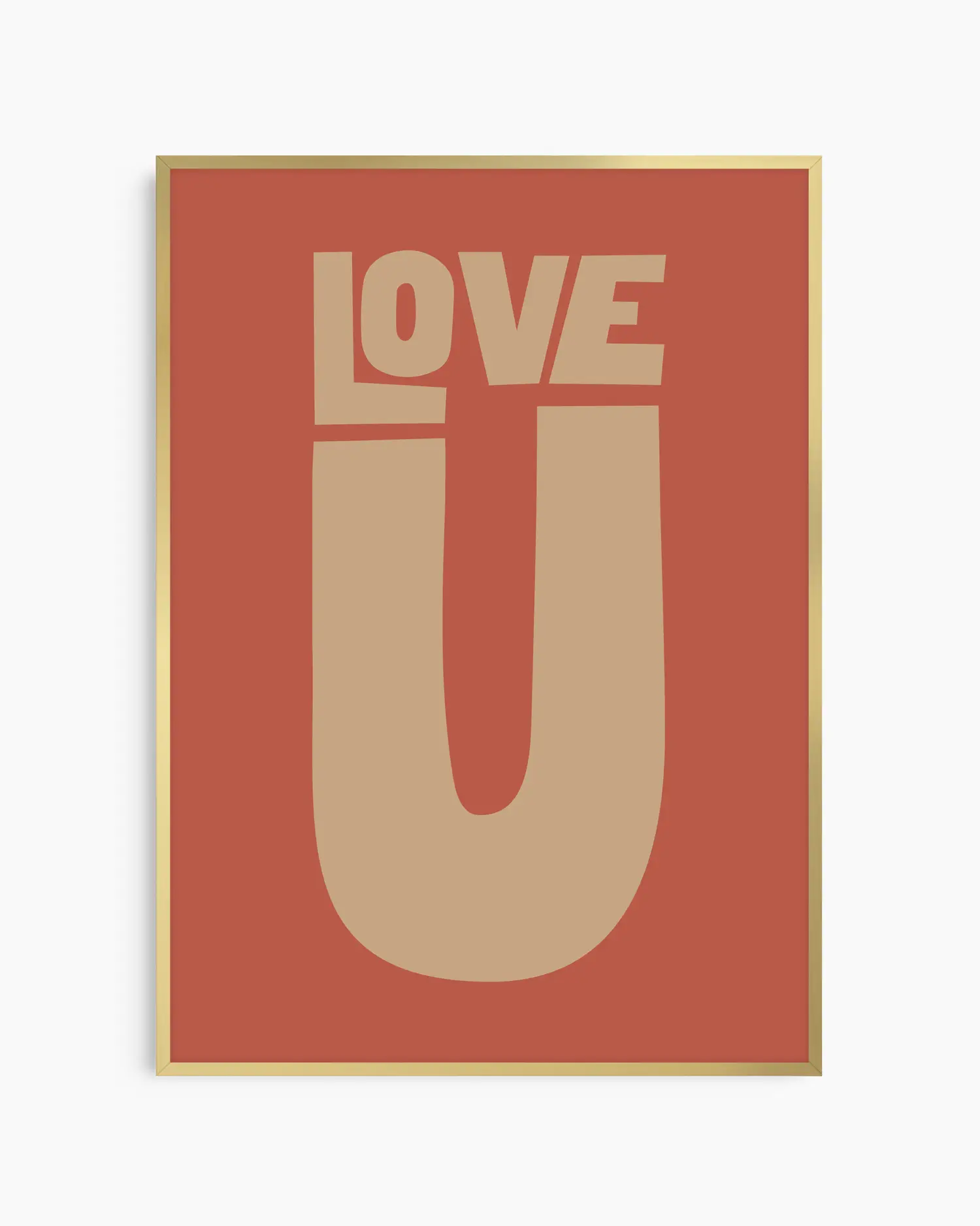 Barntavla med texten “LOVE U” i beige nyans på terrakottafärgad bakgrund, inramad i guld aluminiumram. En elegant och kärleksfull väggdekoration med retro känsla.