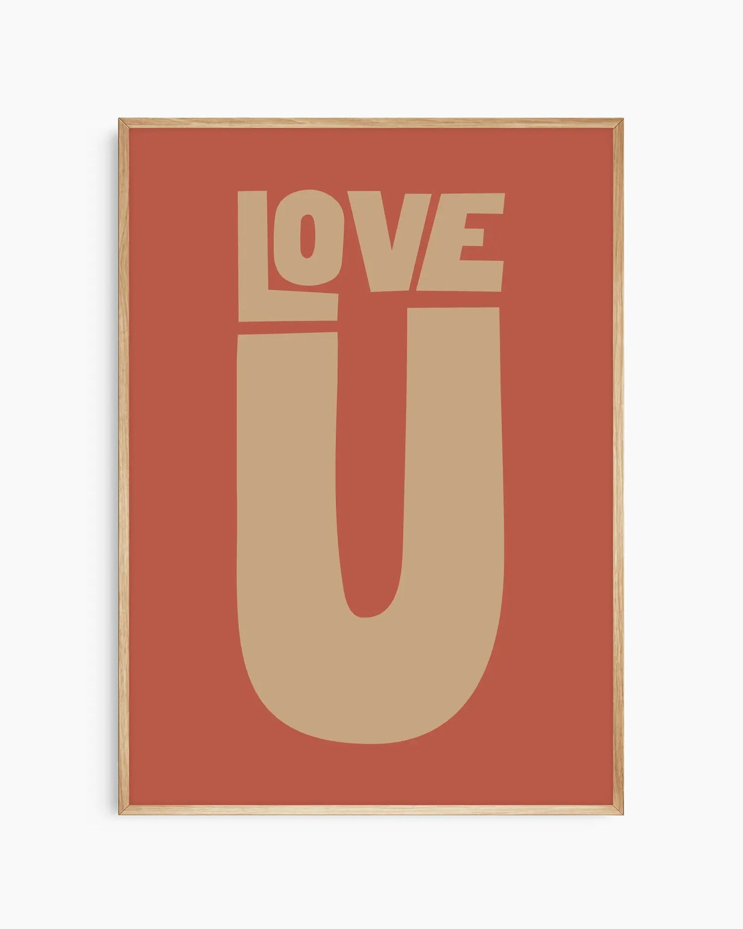 Barntavla med beige text “LOVE U” på terrakotta bakgrund, inramad i ekram. En varm och stilfull väggdekoration som passar barnrummet perfekt.