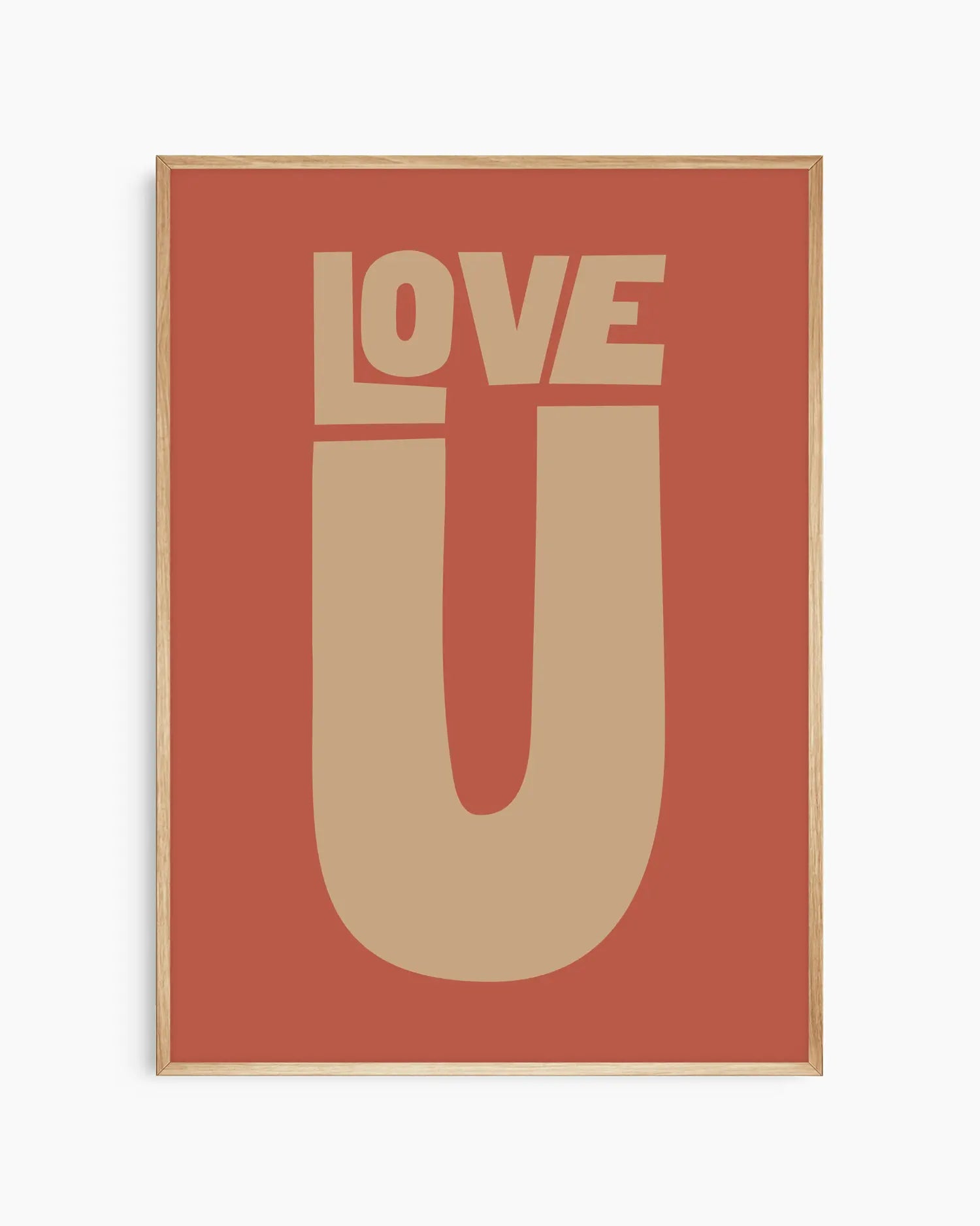 Barntavla med beige text “LOVE U” på terrakotta bakgrund, inramad i ekram. En varm och stilfull väggdekoration som passar barnrummet perfekt.