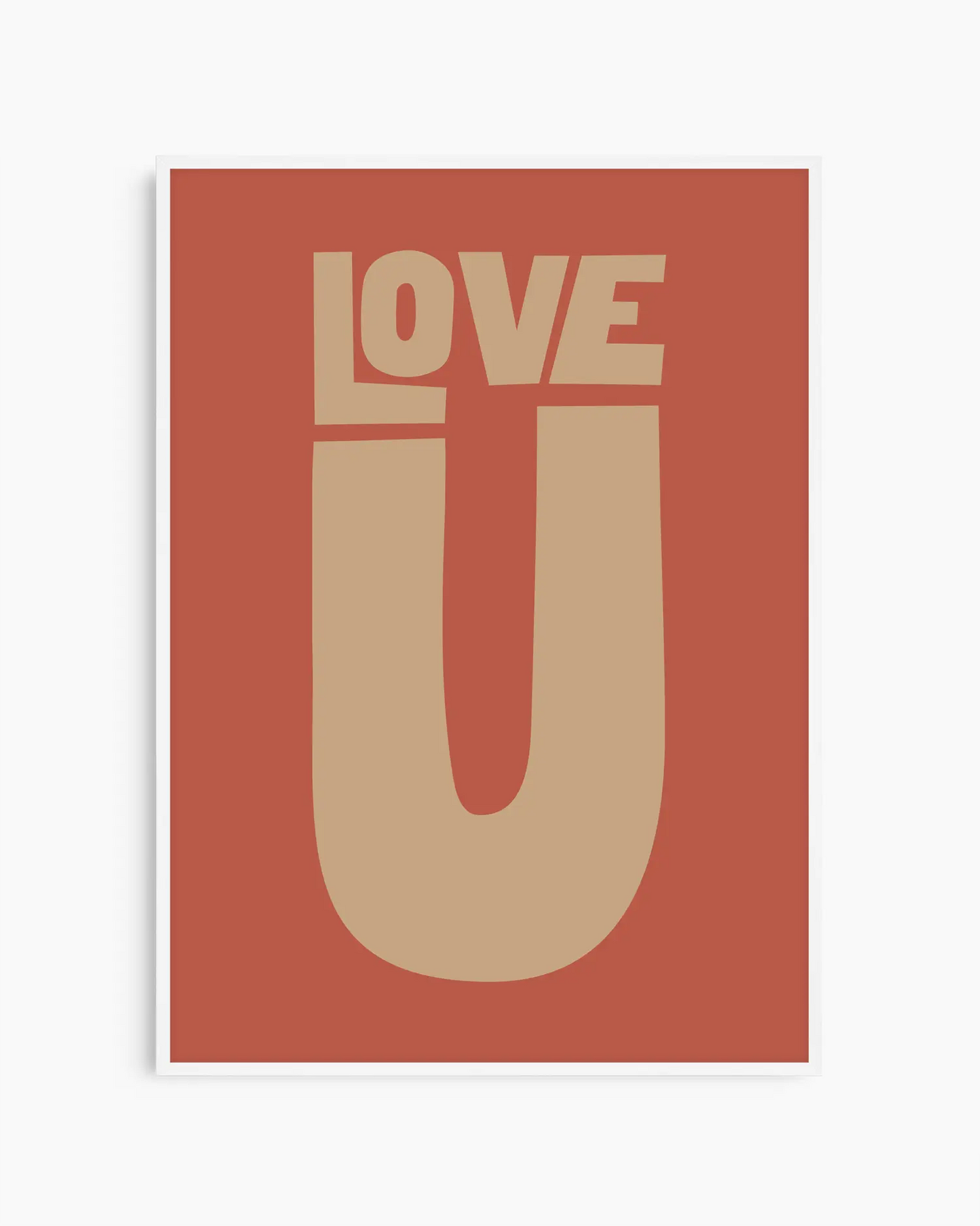 Barntavla med texten “LOVE U” i beige på terrakotta bakgrund, inramad i vit träram. En söt och varm väggdekoration som sprider kärlek och glädje.