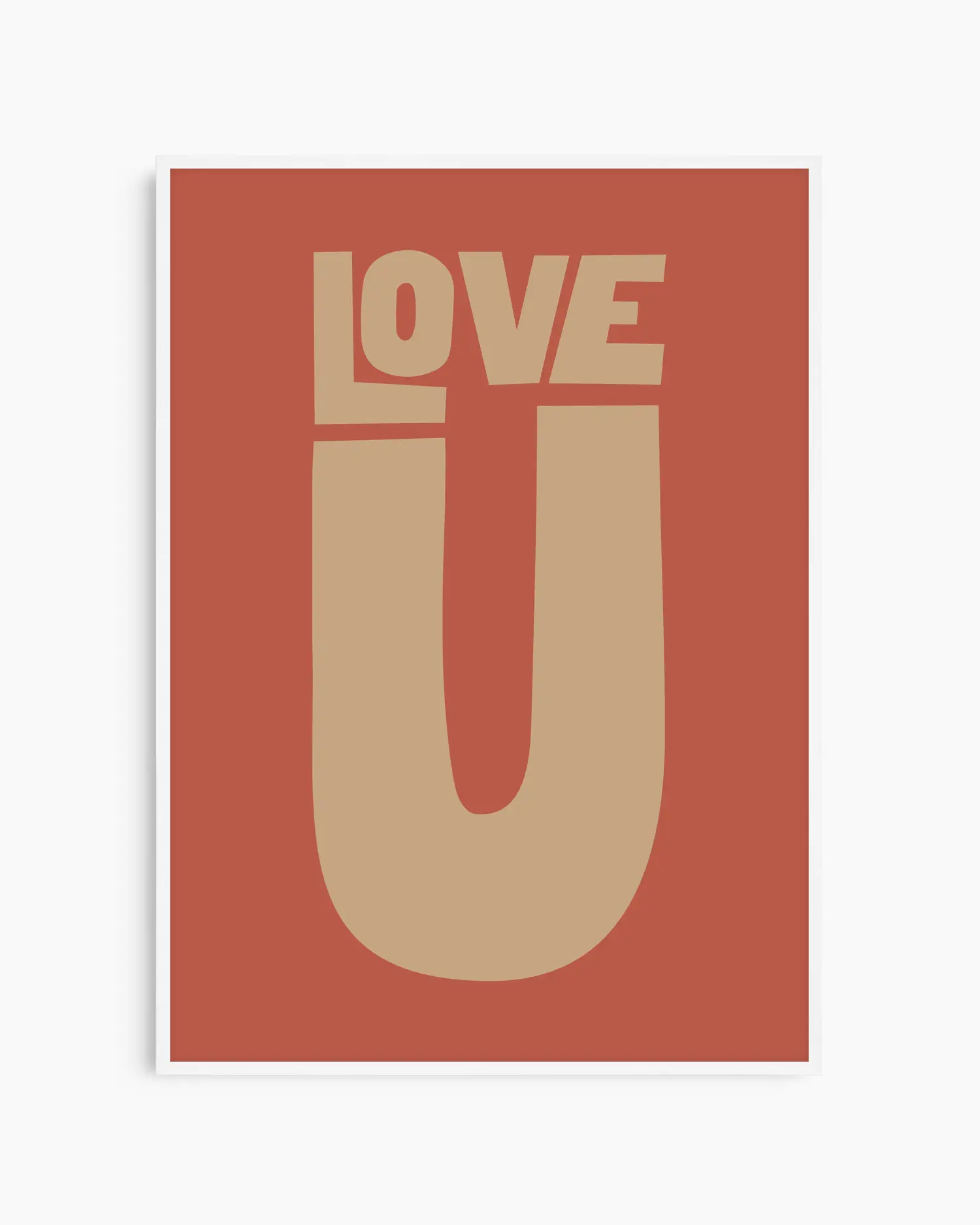 Barntavla med texten “LOVE U” i beige på terrakotta bakgrund, inramad i vit träram. En söt och varm väggdekoration som sprider kärlek och glädje.