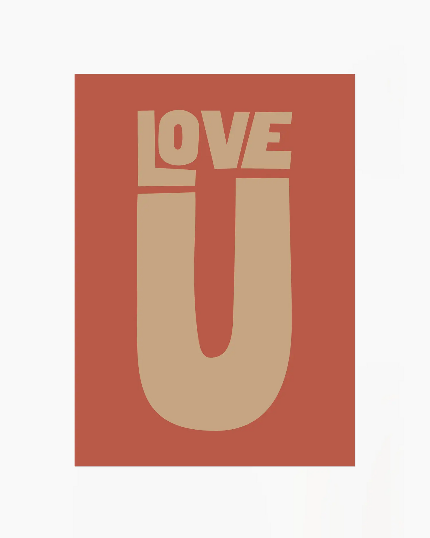 Barntavla med texten “LOVE U” i beige på terrakottafärgad bakgrund. En varm och grafisk design som uttrycker kärlek.