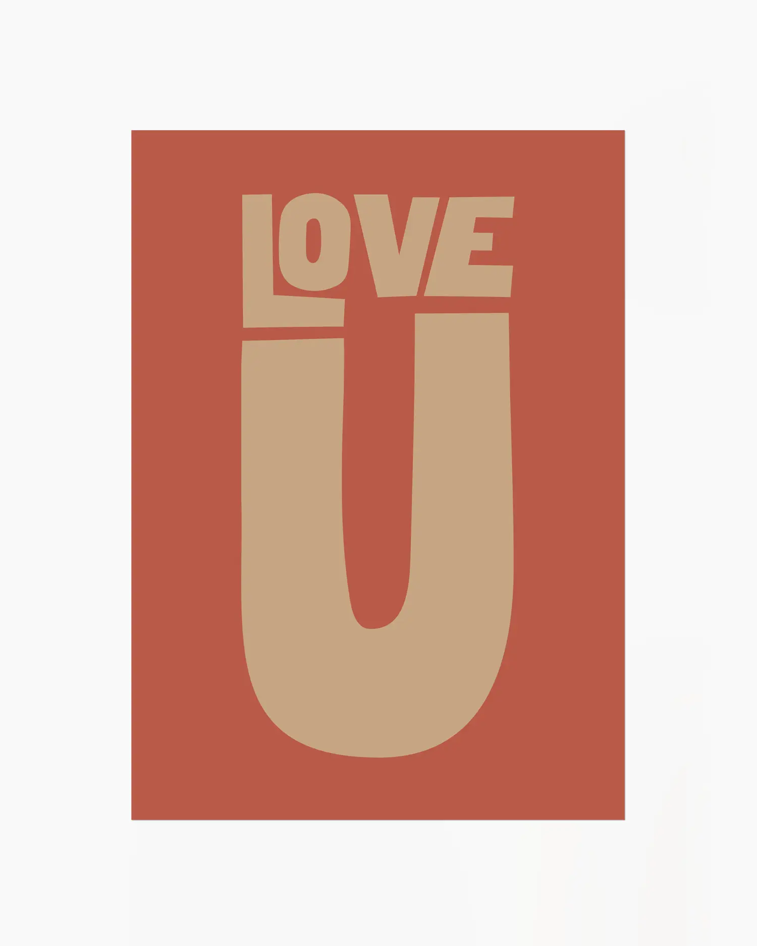 Barntavla med texten “LOVE U” i beige på terrakottafärgad bakgrund. En varm och grafisk design som uttrycker kärlek.