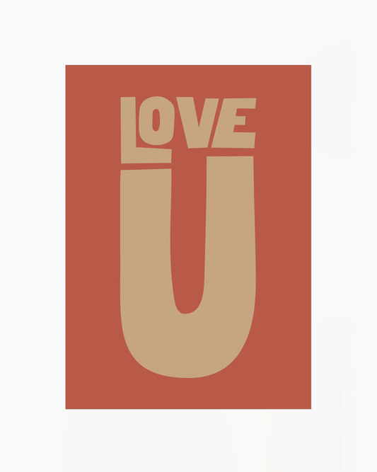 Barntavla med texten “LOVE U” i beige på terrakottafärgad bakgrund. En varm och grafisk design som uttrycker kärlek.