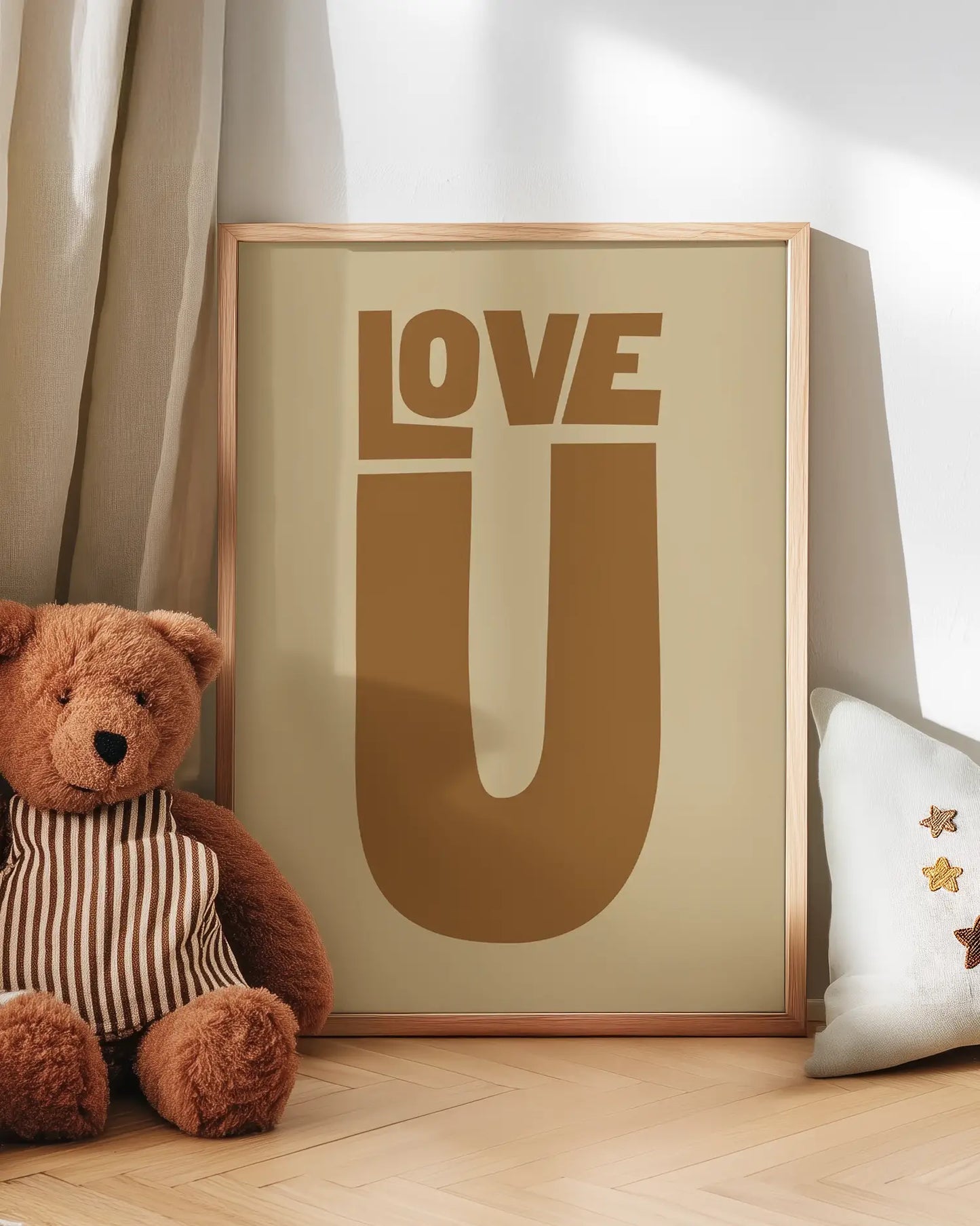 Barntavla med texten “LOVE U” i brun färg lutad mot vägg bredvid nalle. En söt och hjärtlig väggdekoration för barnrummet.