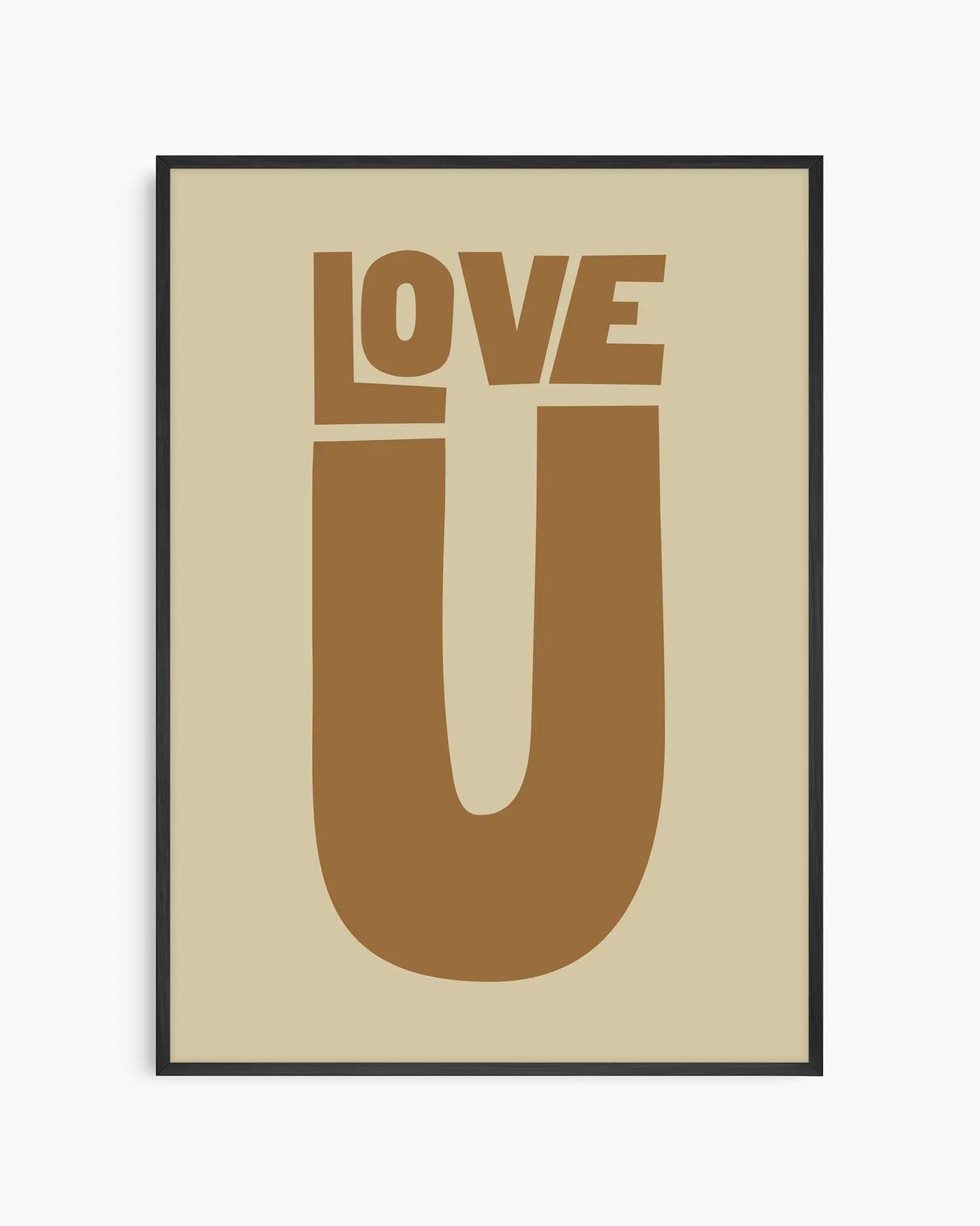 Barntavla med texten “LOVE U” i brun ton på beige bakgrund, inramad i svart träram. En varm och kärleksfull väggdekoration för barnrummet.