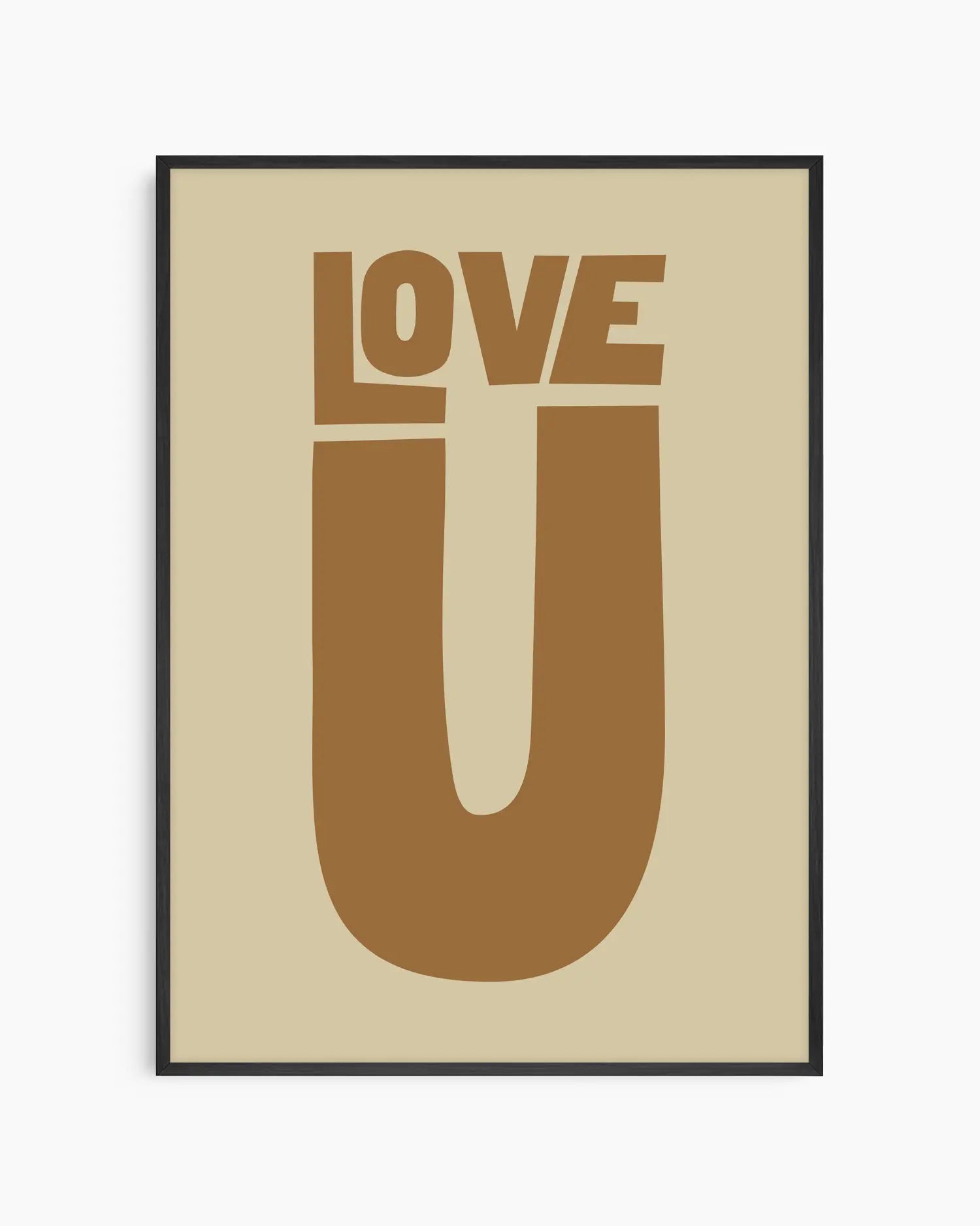 Barntavla med texten “LOVE U” i brun ton på beige bakgrund, inramad i svart träram. En varm och kärleksfull väggdekoration för barnrummet.