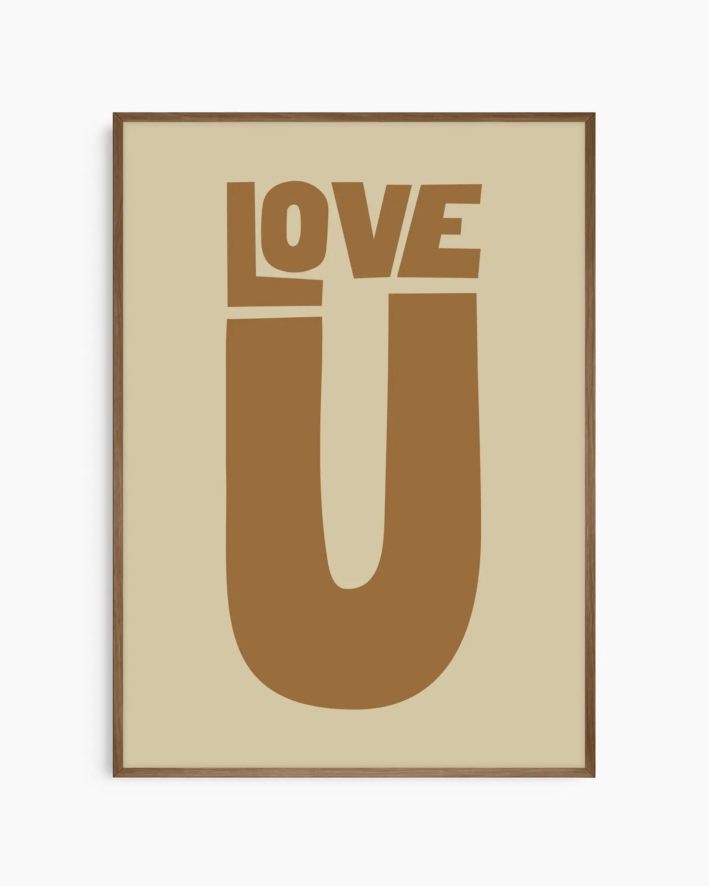 Barntavla med brun text “LOVE U” på beige bakgrund, inramad i träram i mörk ek. En stilren och hjärtlig väggdekoration med retroinspirerad känsla.