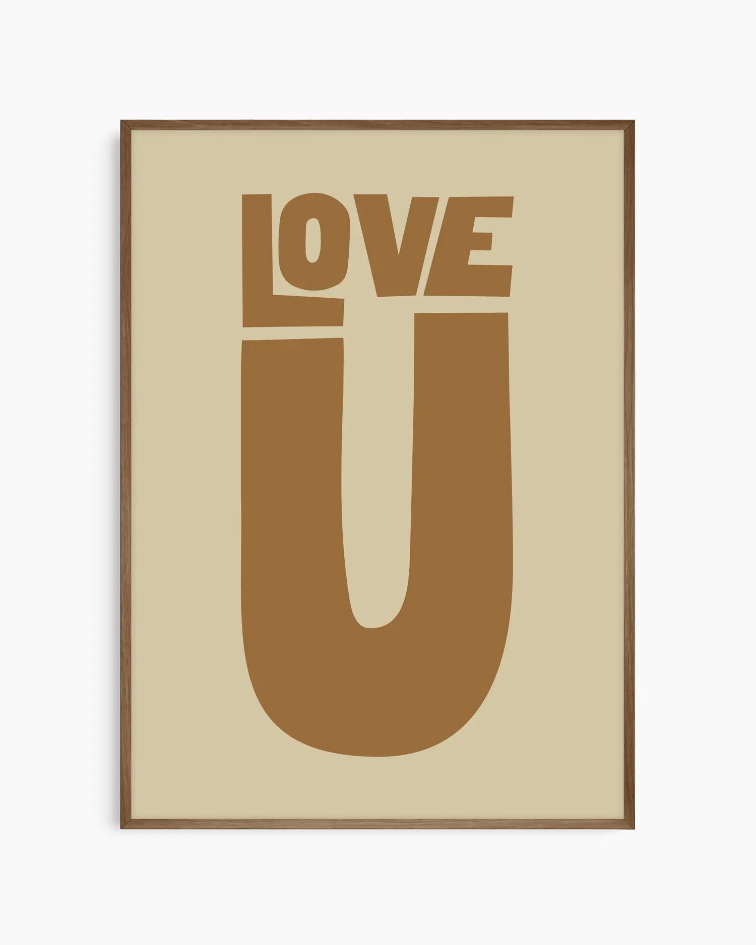 Barntavla med brun text “LOVE U” på beige bakgrund, inramad i träram i mörk ek. En stilren och hjärtlig väggdekoration med retroinspirerad känsla.