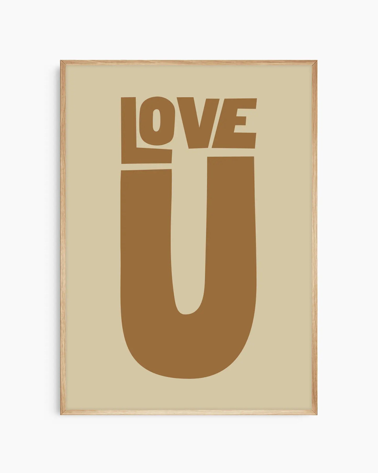 Barntavla med brun text “LOVE U” på beige bakgrund, inramad i ekram. En mjuk och stilfull väggdekoration som passar perfekt i barnrummet.