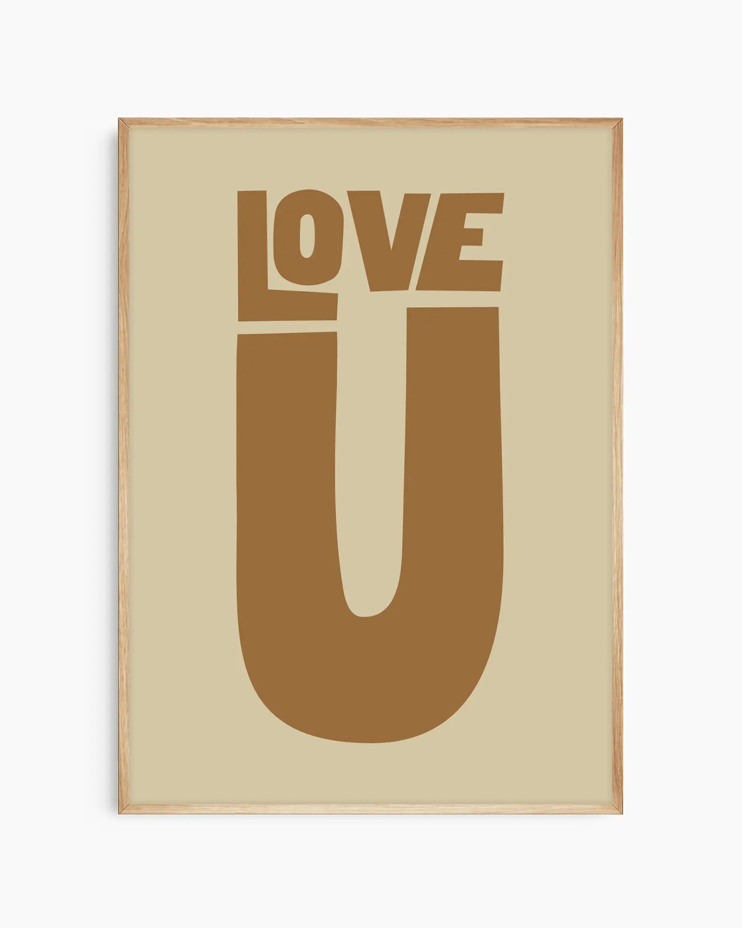 Barntavla med brun text “LOVE U” på beige bakgrund, inramad i ekram. En mjuk och stilfull väggdekoration som passar perfekt i barnrummet.