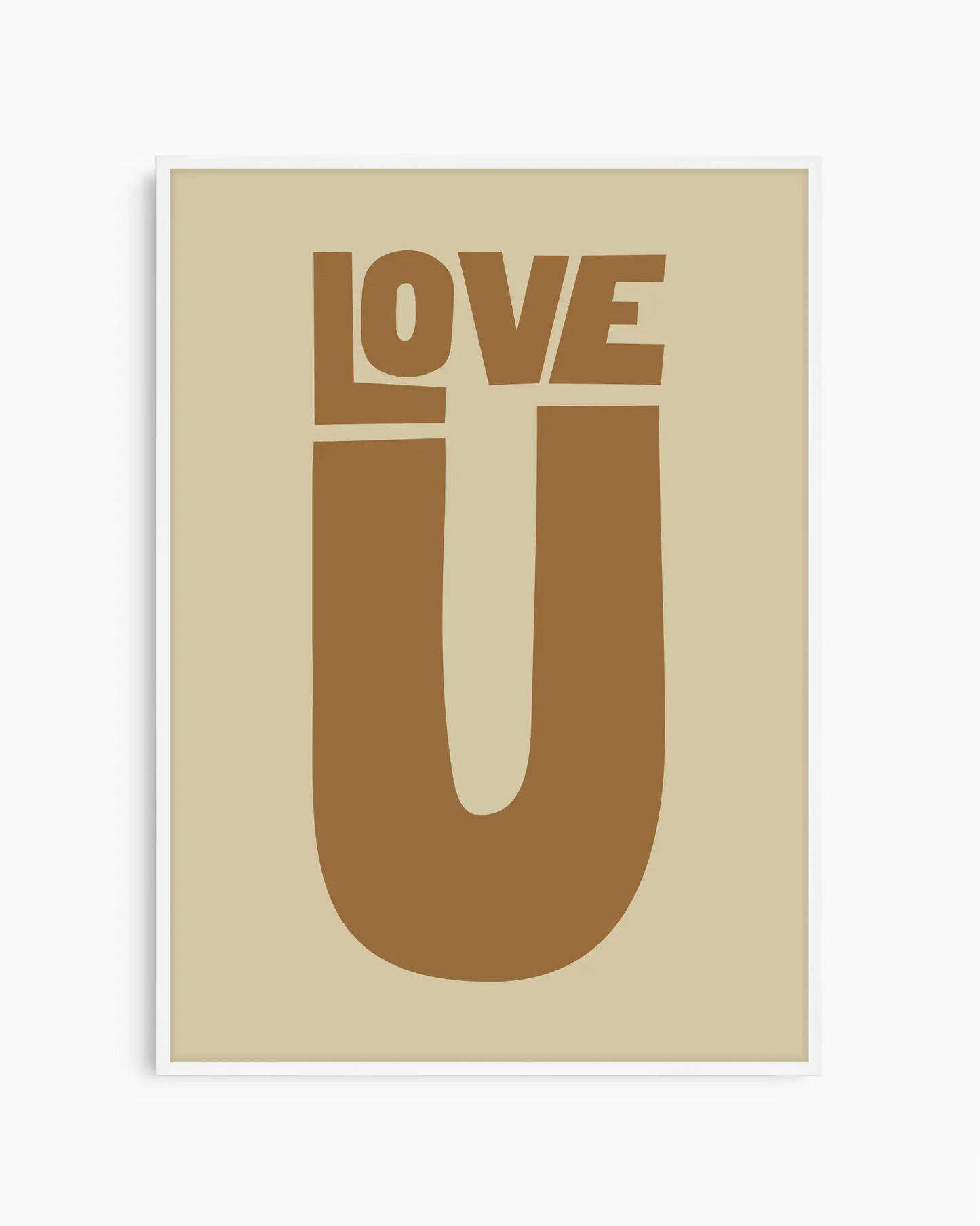 Barntavla med texten “LOVE U” i brun ton på beige bakgrund, inramad i vit träram. En enkel och kärleksfull väggdekoration som sprider värme.